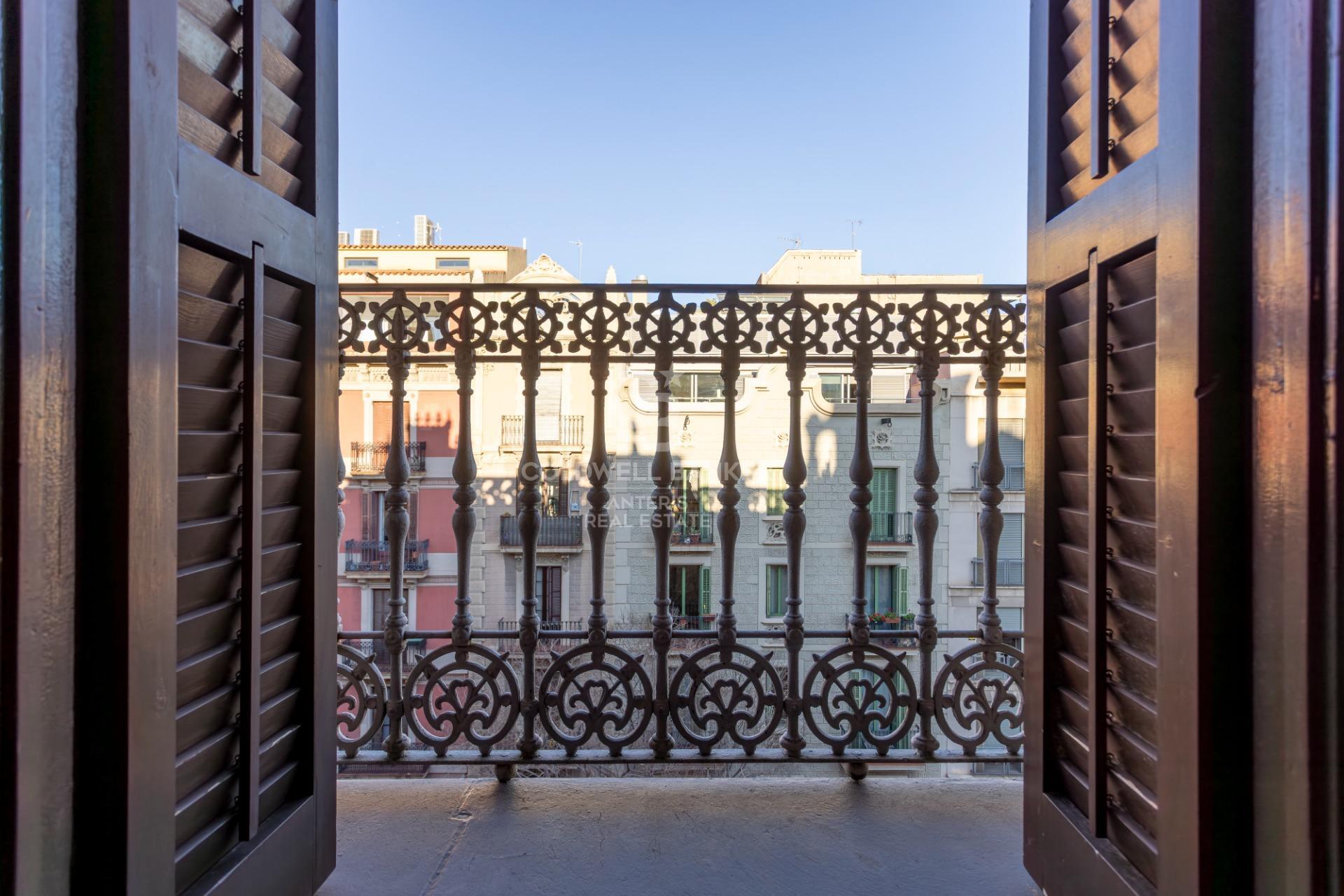 Fully renovated top floor apartment in Quadrat d’or