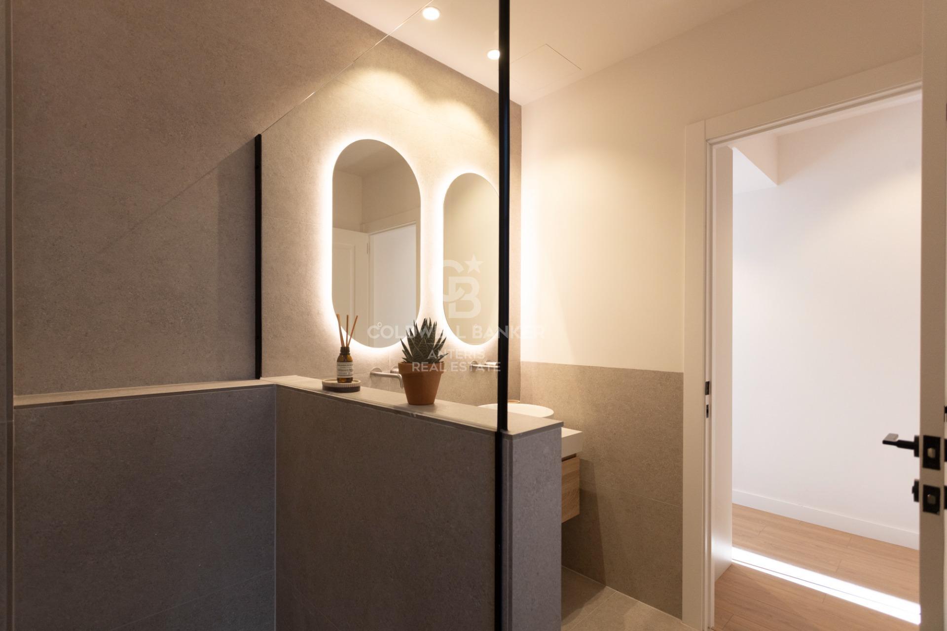 Fully renovated top floor apartment in Quadrat d’or