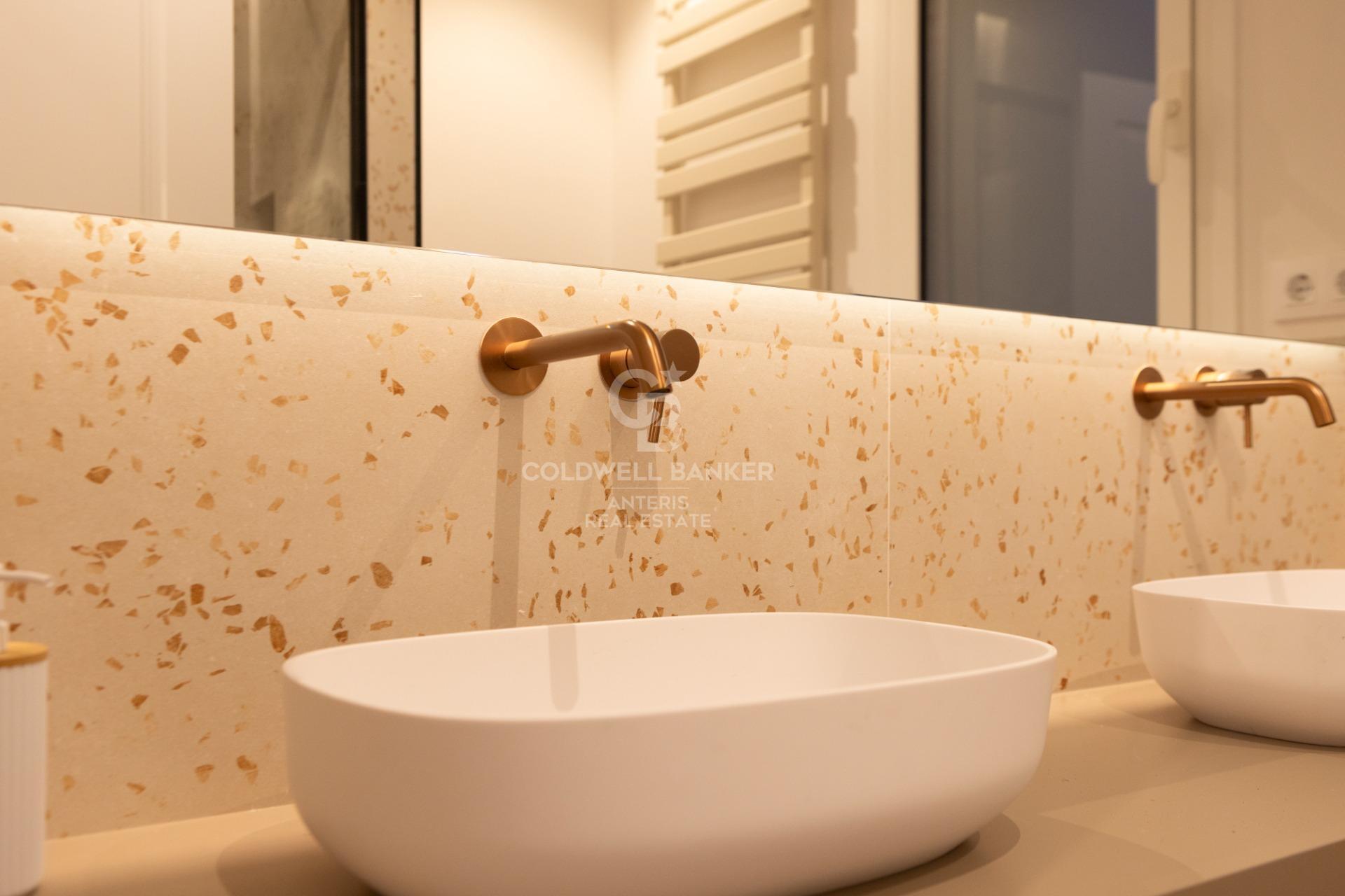 Fully renovated top floor apartment in Quadrat d’or