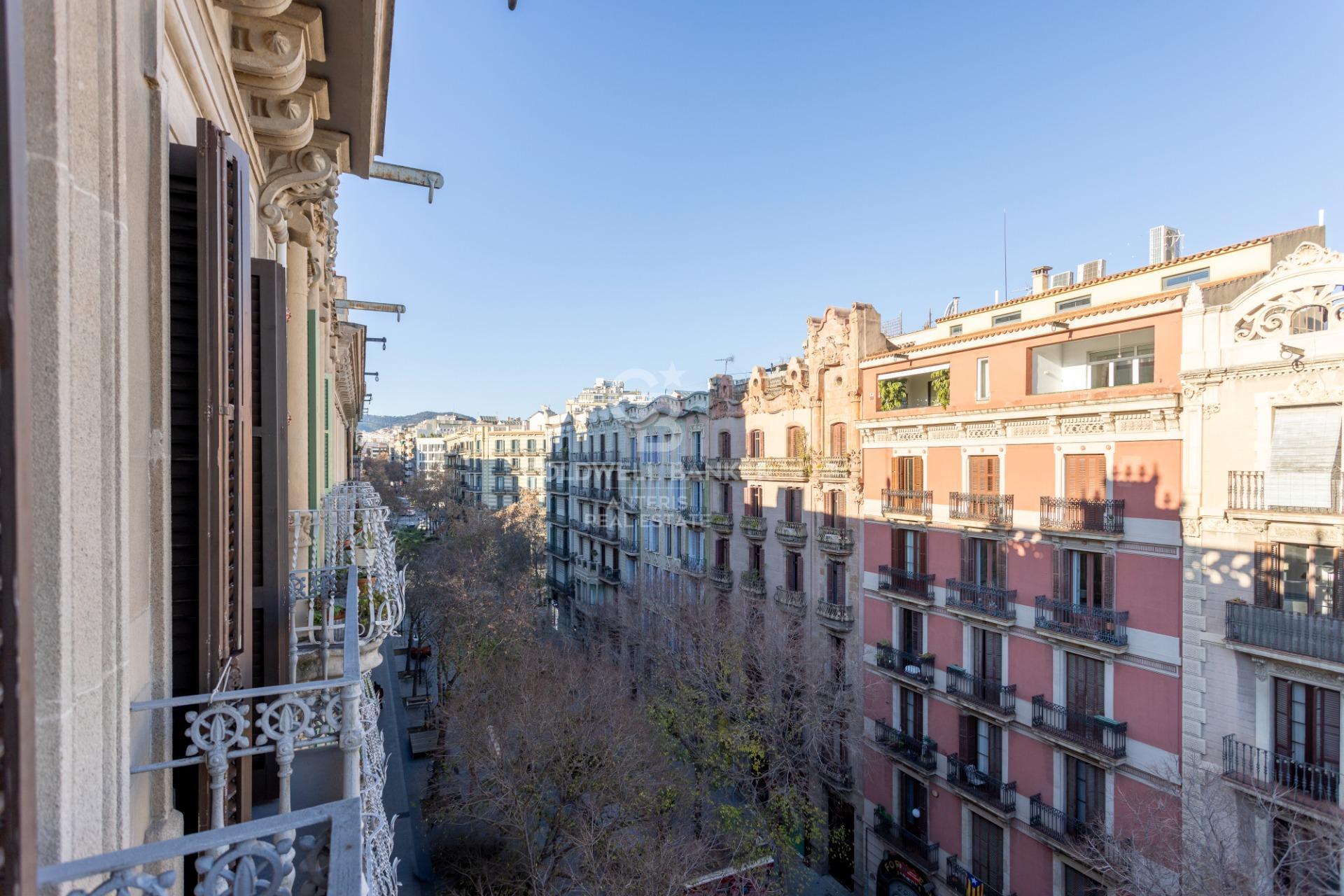 Fully renovated top floor apartment in Quadrat d’or