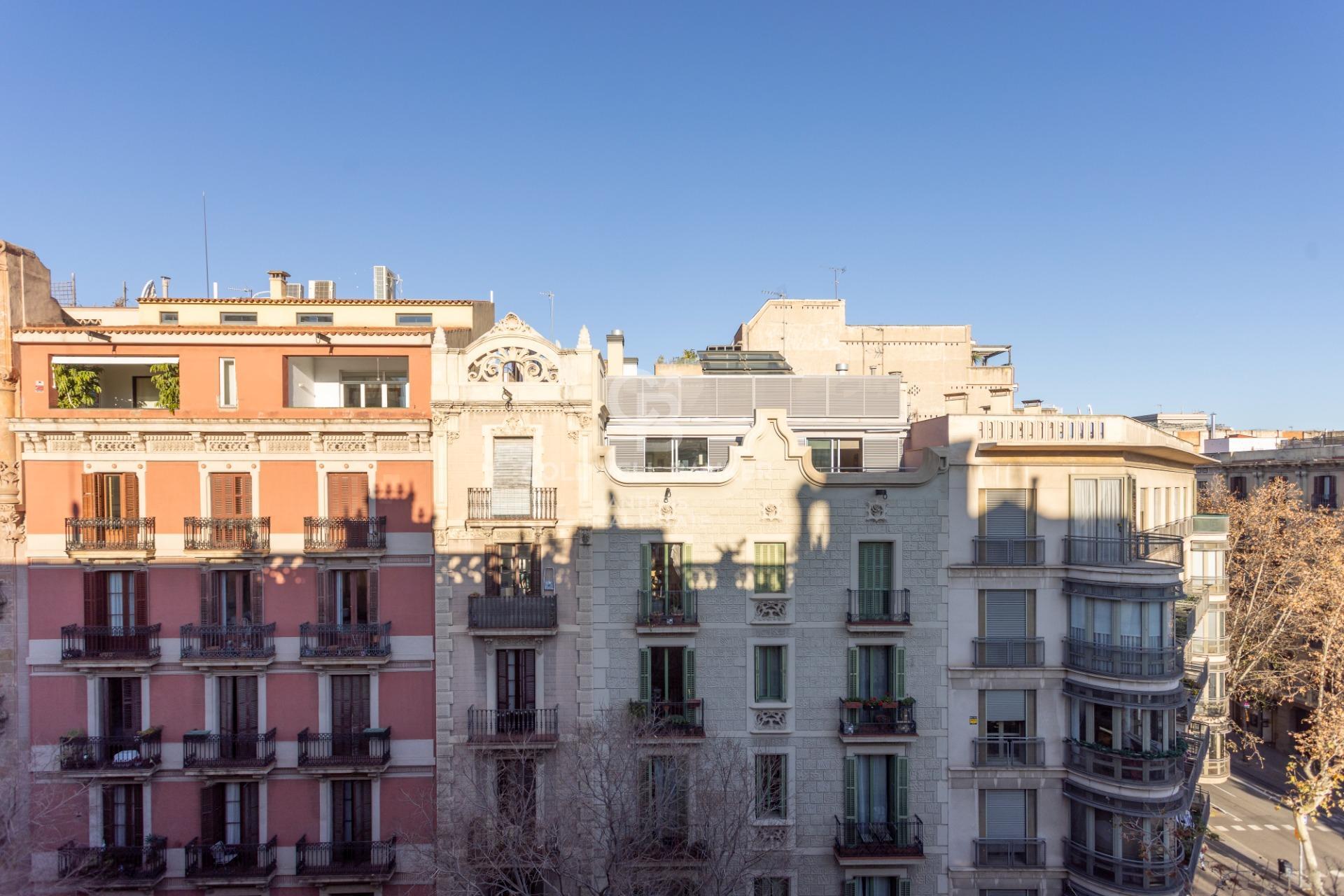 Fully renovated top floor apartment in Quadrat d’or