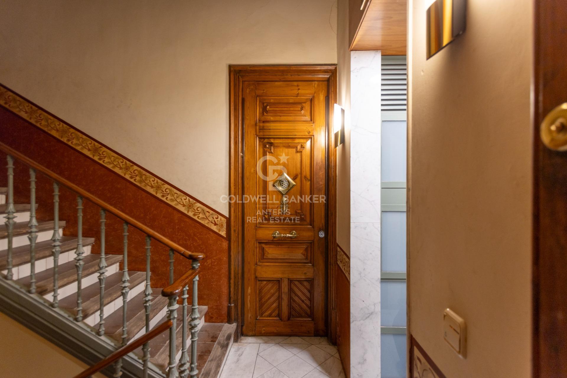 Fully renovated top floor apartment in Quadrat d’or