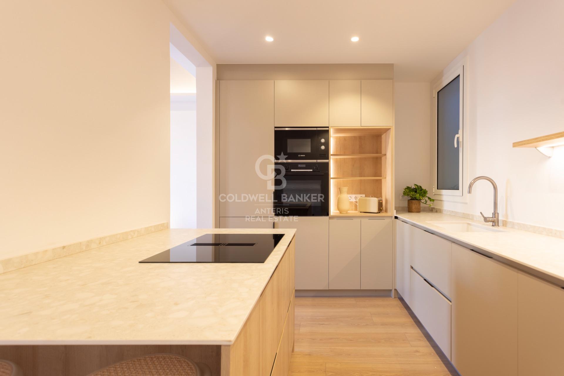 Fully renovated top floor apartment in Quadrat d’or