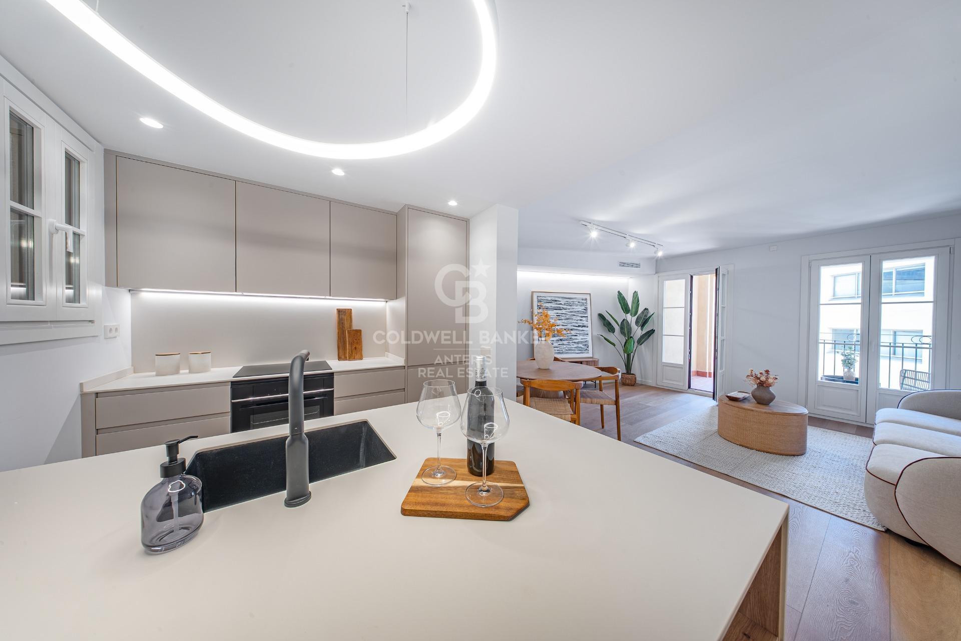 Charming exterior apartment in a historic building with swimming pool in the heart of Barcelona