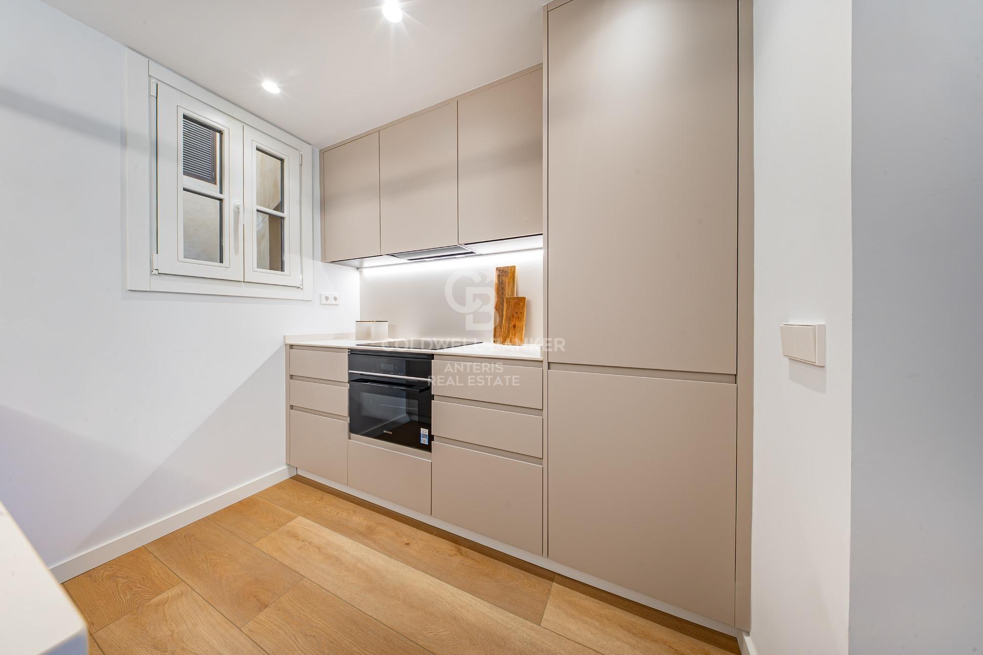 Charming exterior apartment in a historic building with swimming pool in the heart of Barcelona