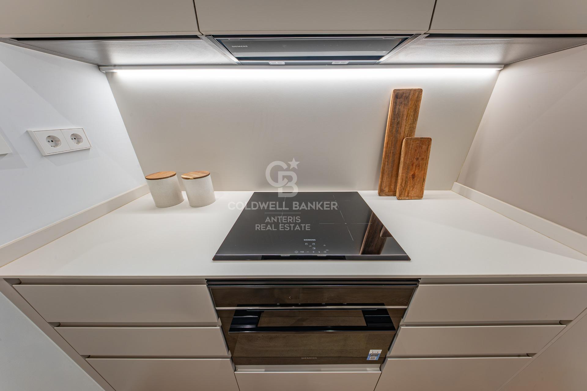 Charming exterior apartment in a historic building with swimming pool in the heart of Barcelona