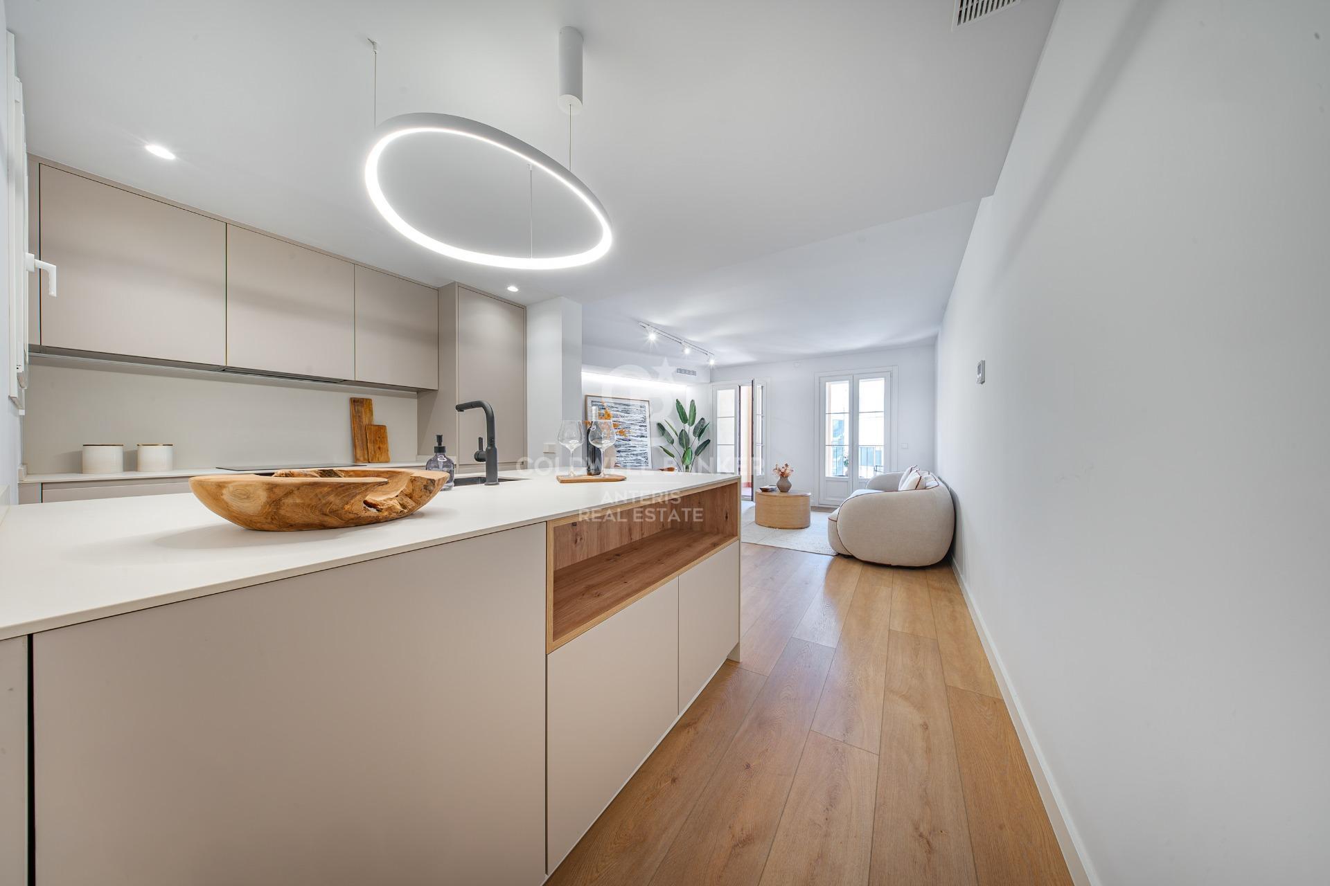 Charming exterior apartment in a historic building with swimming pool in the heart of Barcelona