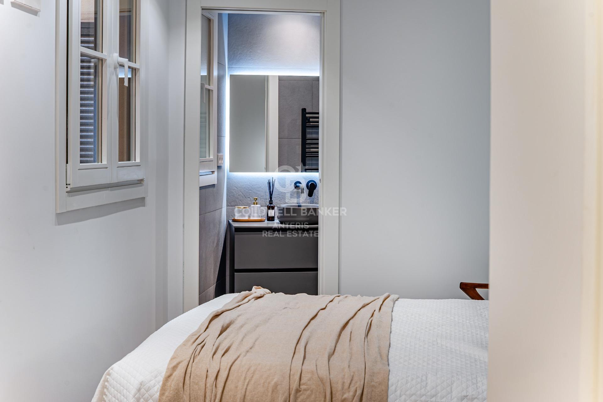 Charming exterior apartment in a historic building with swimming pool in the heart of Barcelona