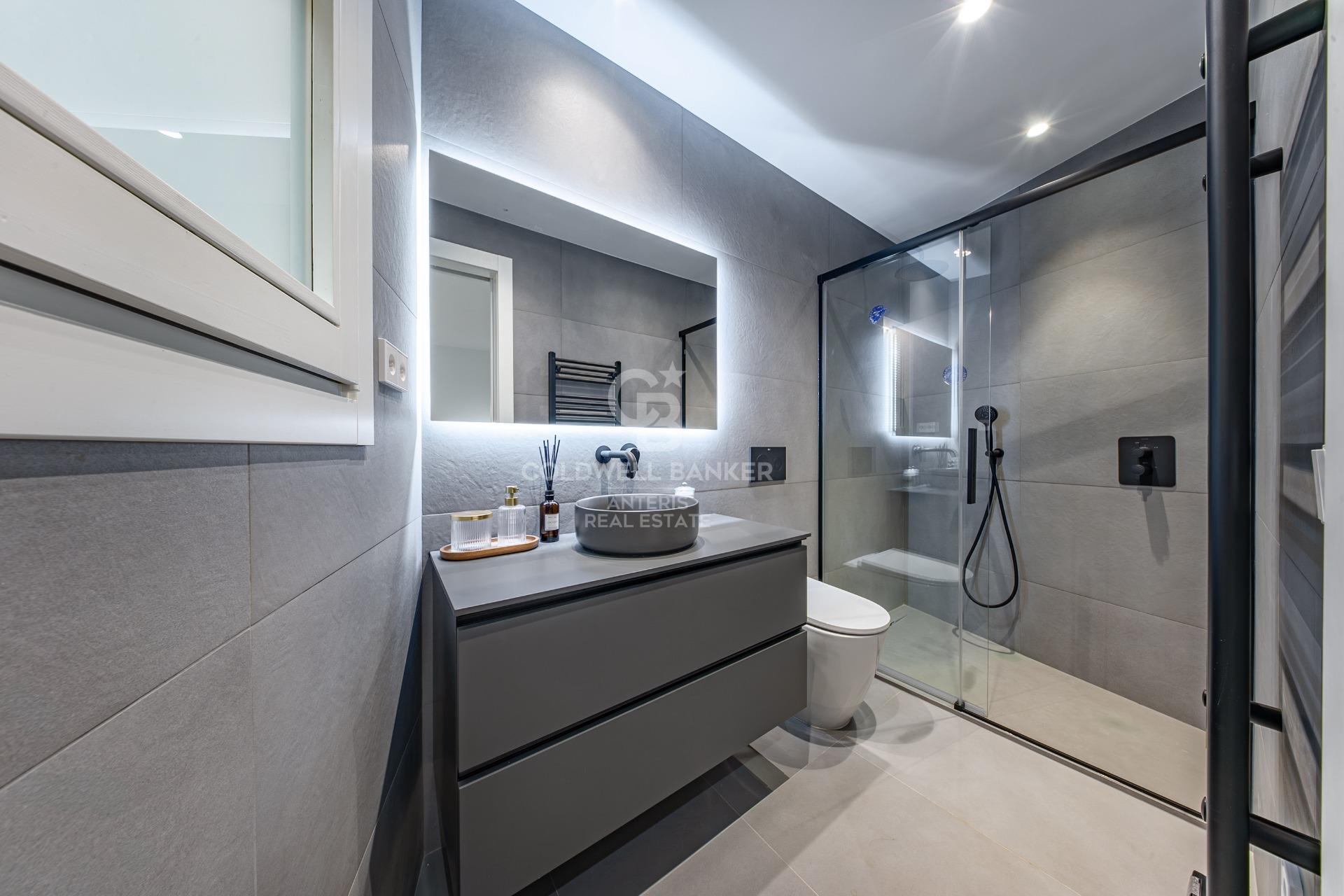 Charming exterior apartment in a historic building with swimming pool in the heart of Barcelona