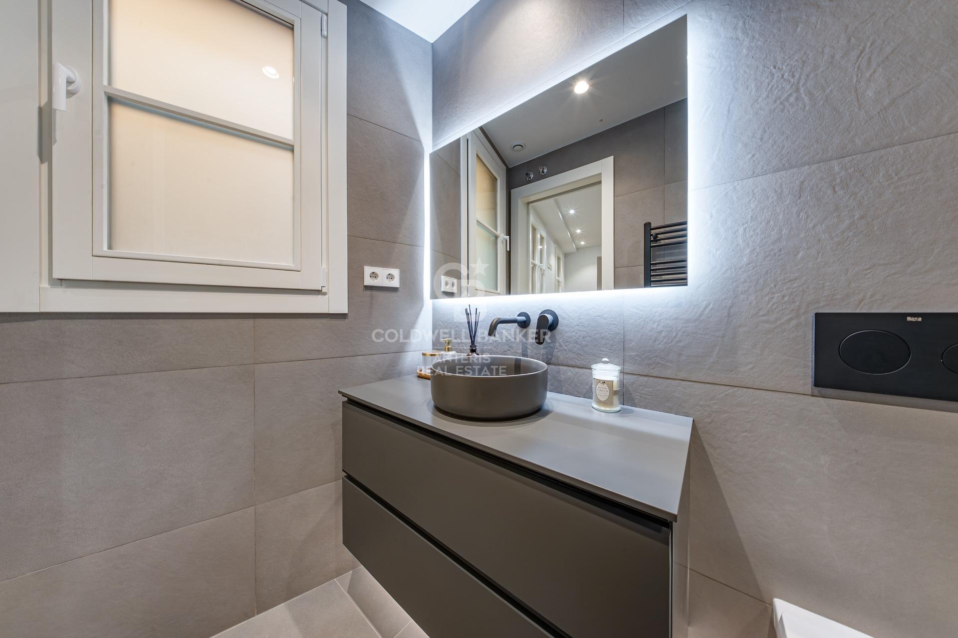 Charming exterior apartment in a historic building with swimming pool in the heart of Barcelona