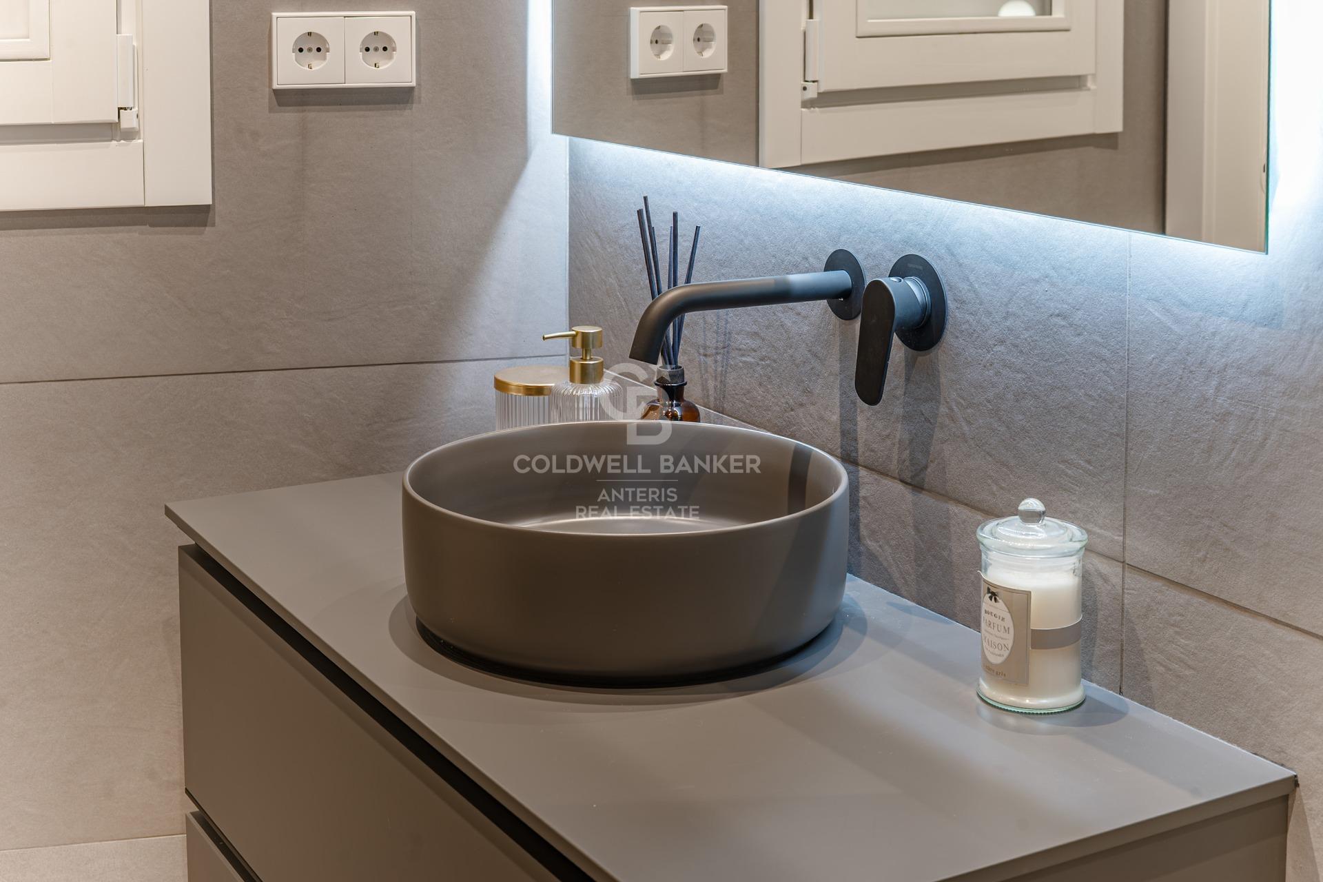 Charming exterior apartment in a historic building with swimming pool in the heart of Barcelona