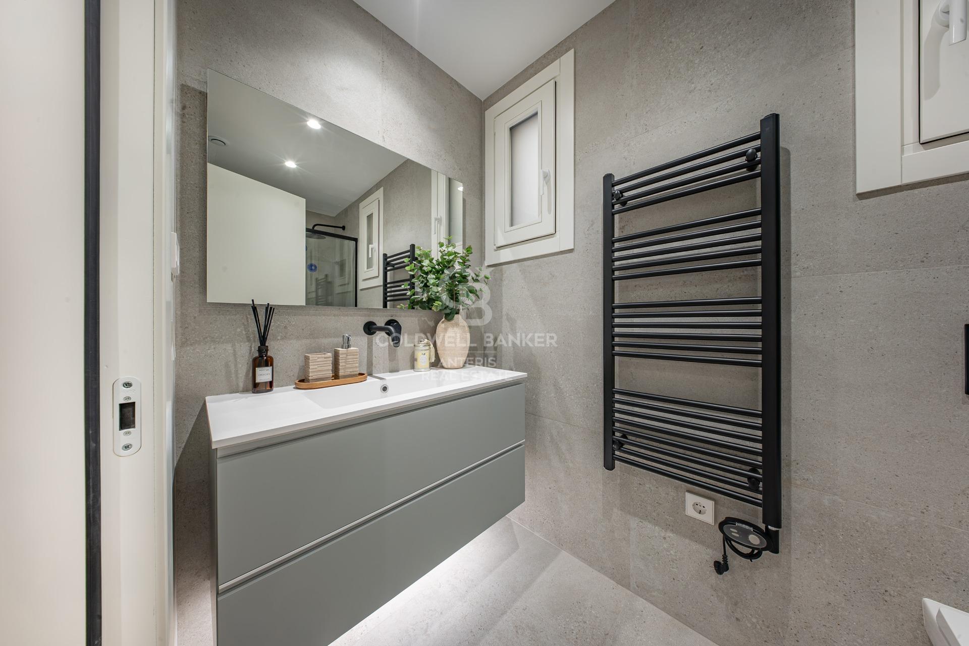 Charming exterior apartment in a historic building with swimming pool in the heart of Barcelona