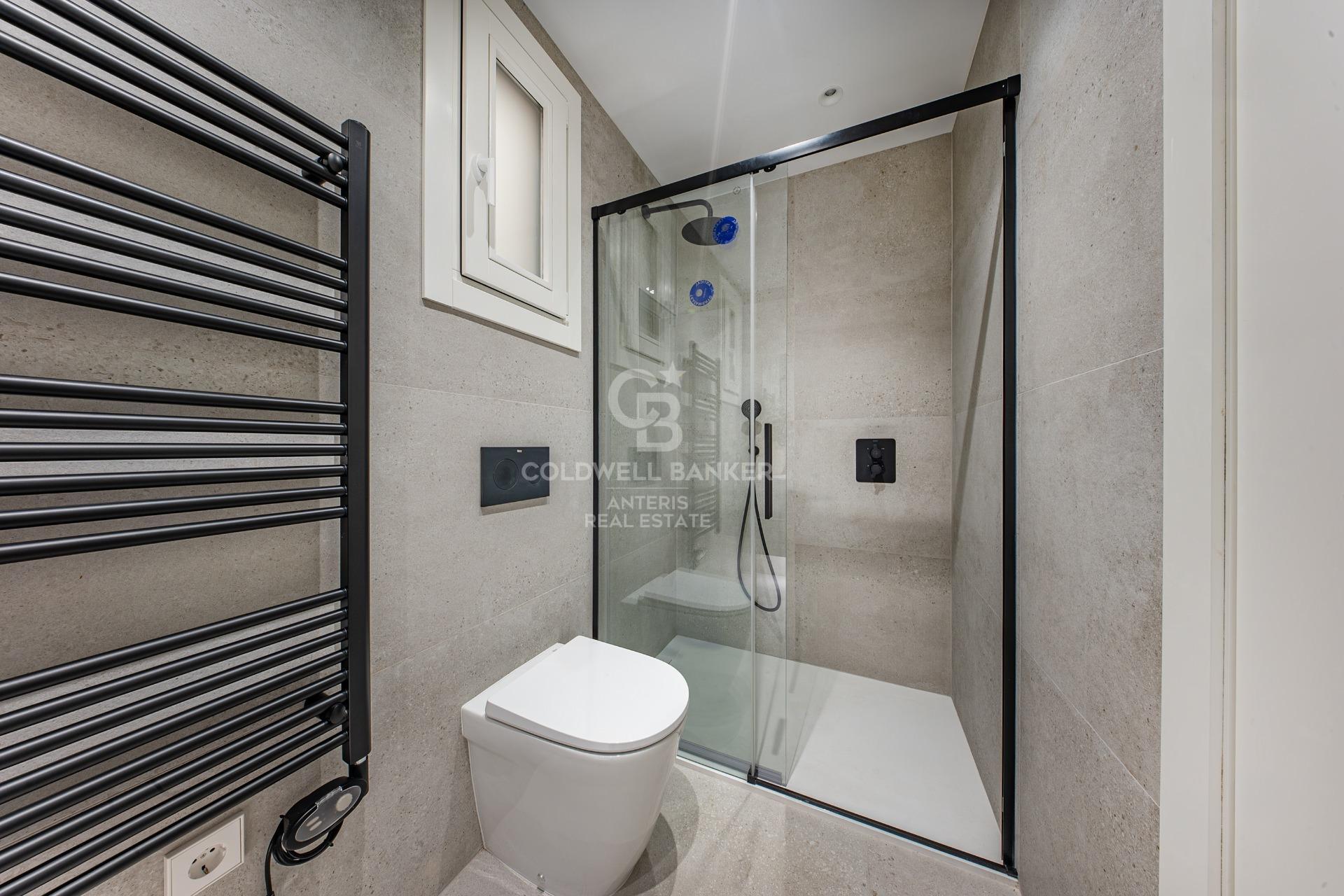 Charming exterior apartment in a historic building with swimming pool in the heart of Barcelona