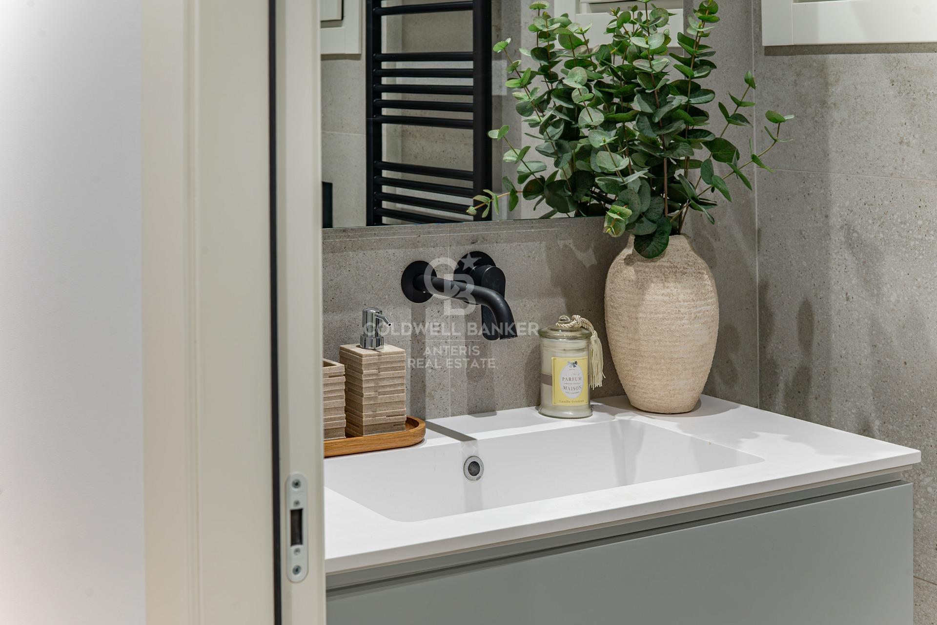 Charming exterior apartment in a historic building with swimming pool in the heart of Barcelona