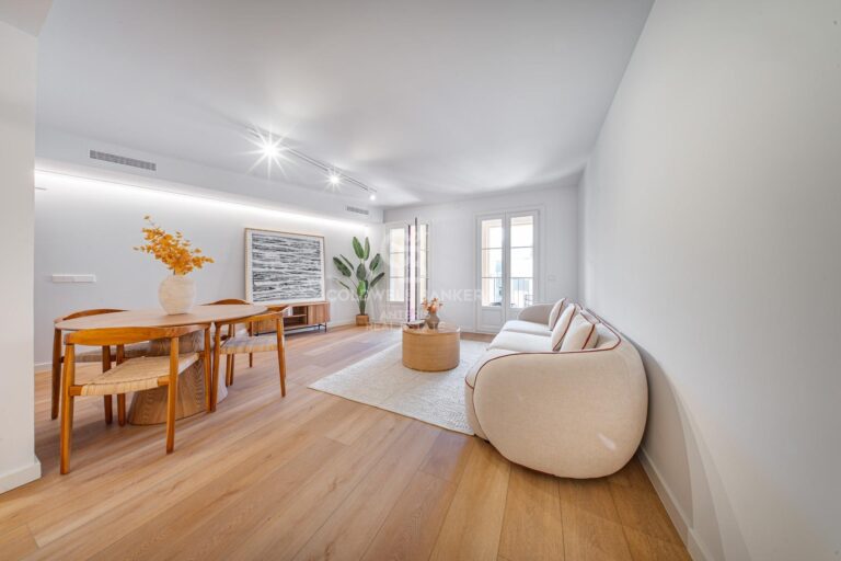 Encantador piso exterior en finca regia con piscina en el centro de Barcelona