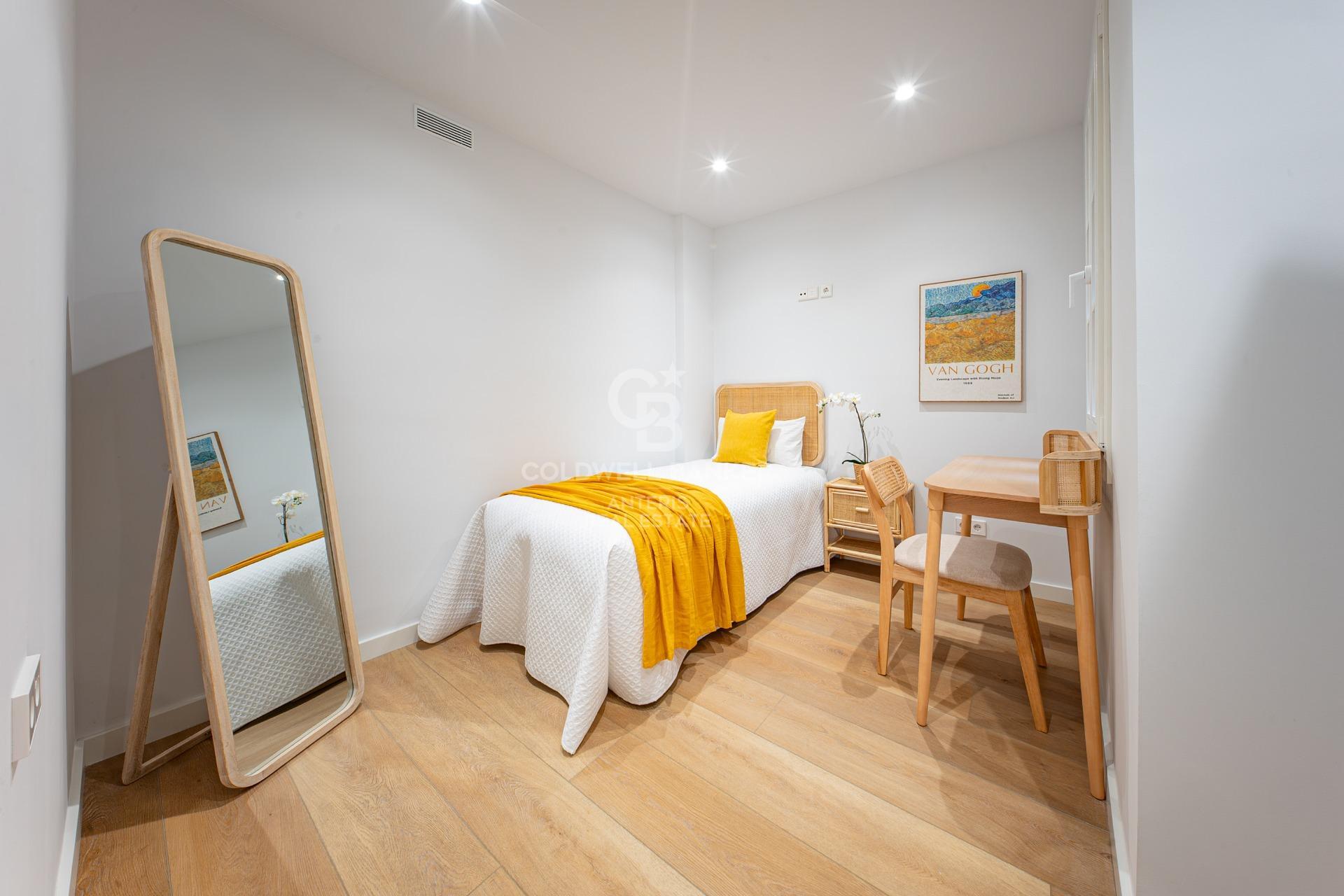 Charming exterior apartment in a historic building with swimming pool in the heart of Barcelona