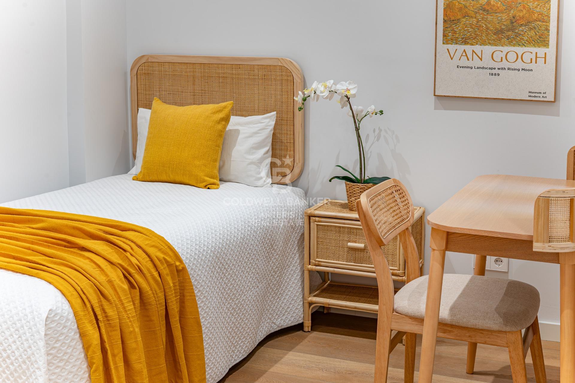 Charming exterior apartment in a historic building with swimming pool in the heart of Barcelona