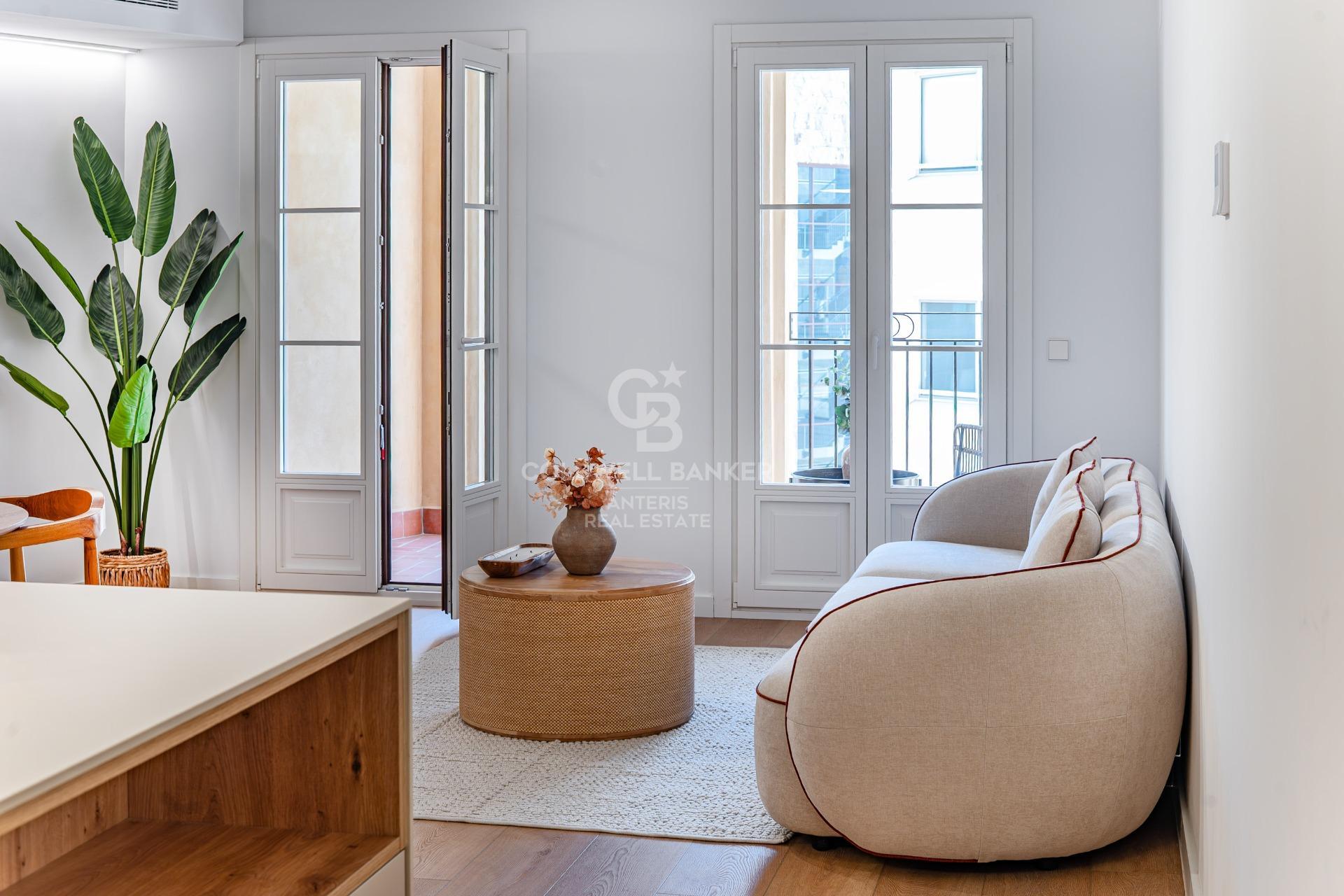 Charming exterior apartment in a historic building with swimming pool in the heart of Barcelona