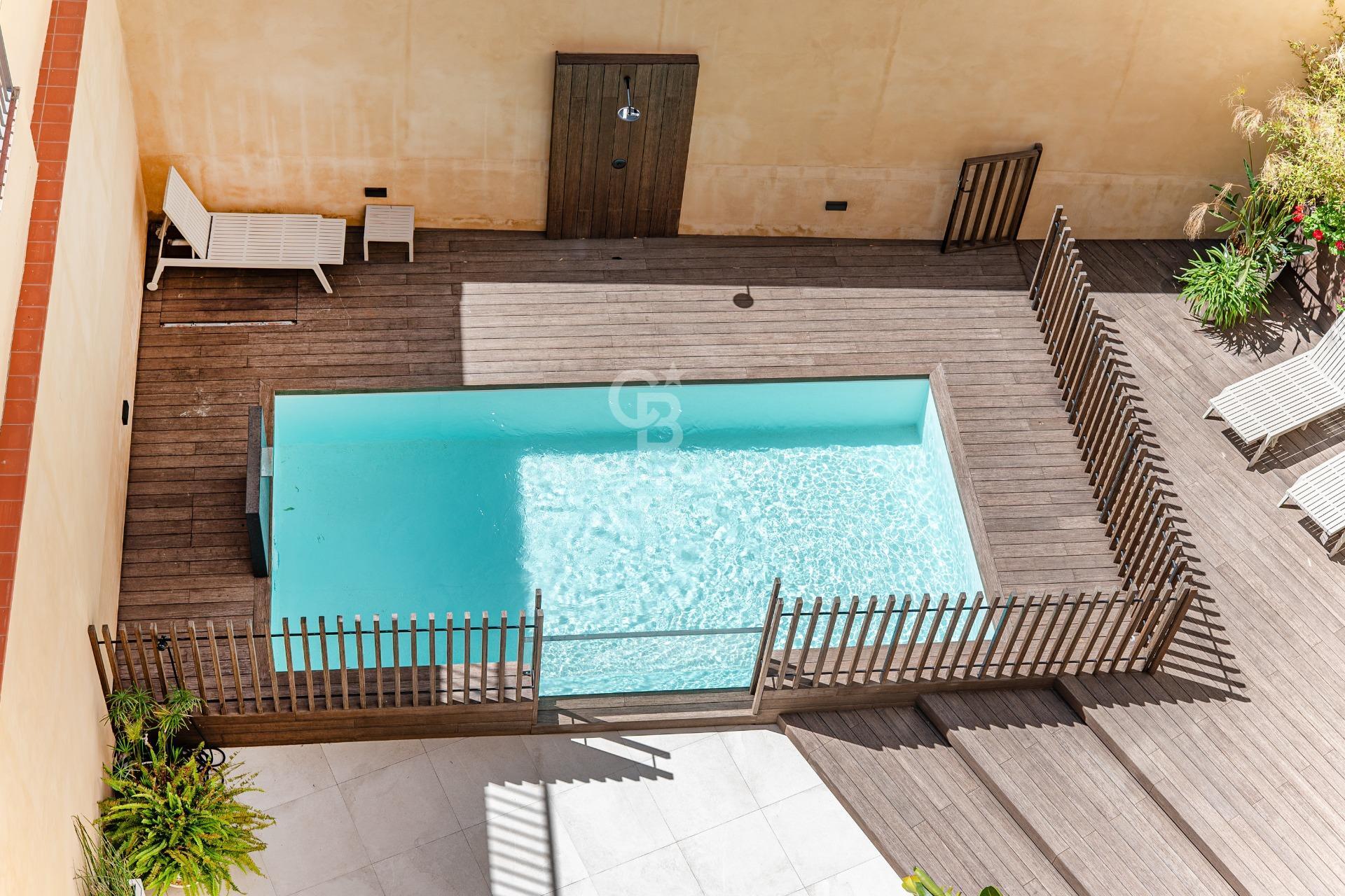 Charming exterior apartment in a historic building with swimming pool in the heart of Barcelona