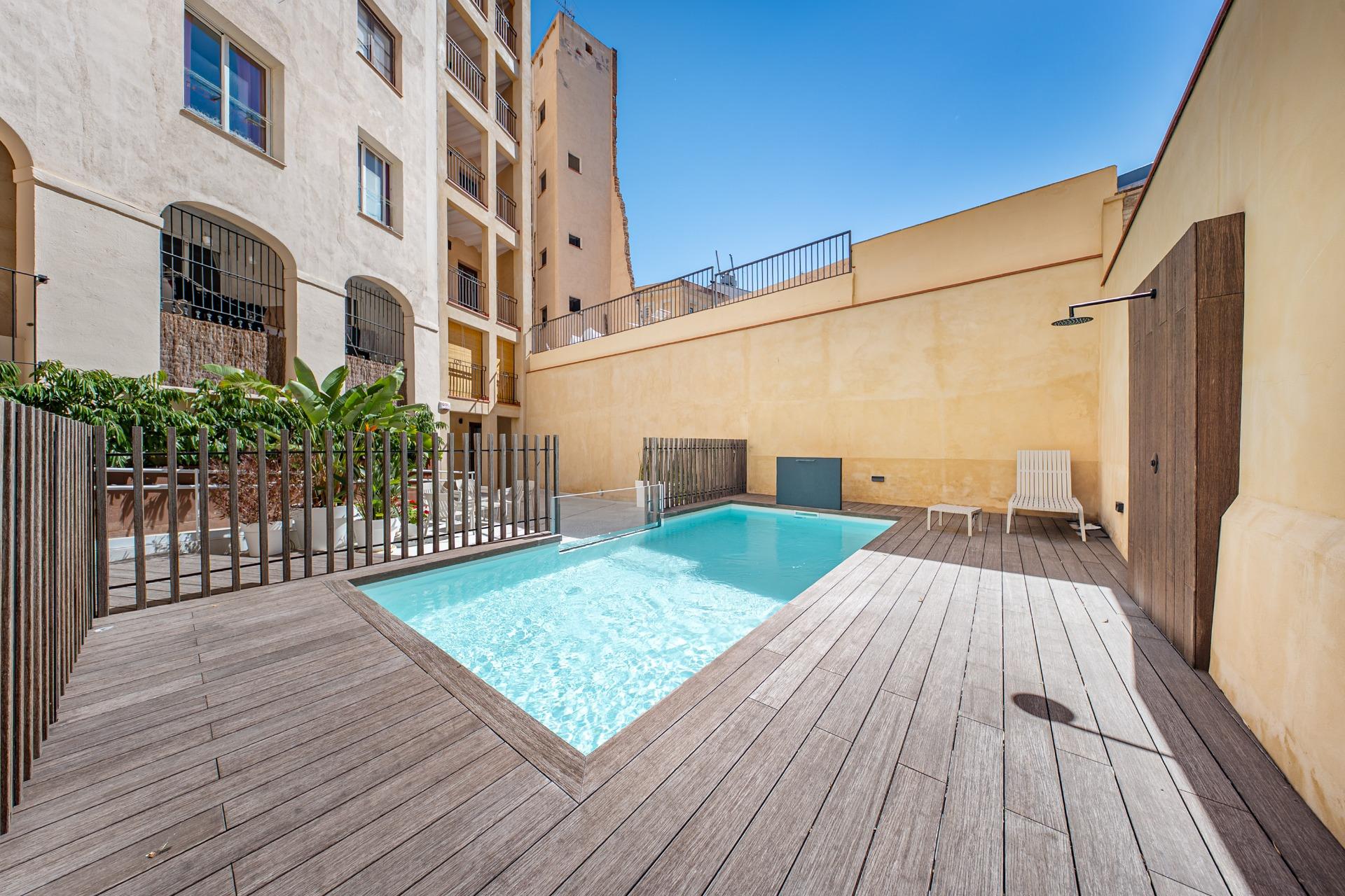 Charming exterior apartment in a historic building with swimming pool in the heart of Barcelona