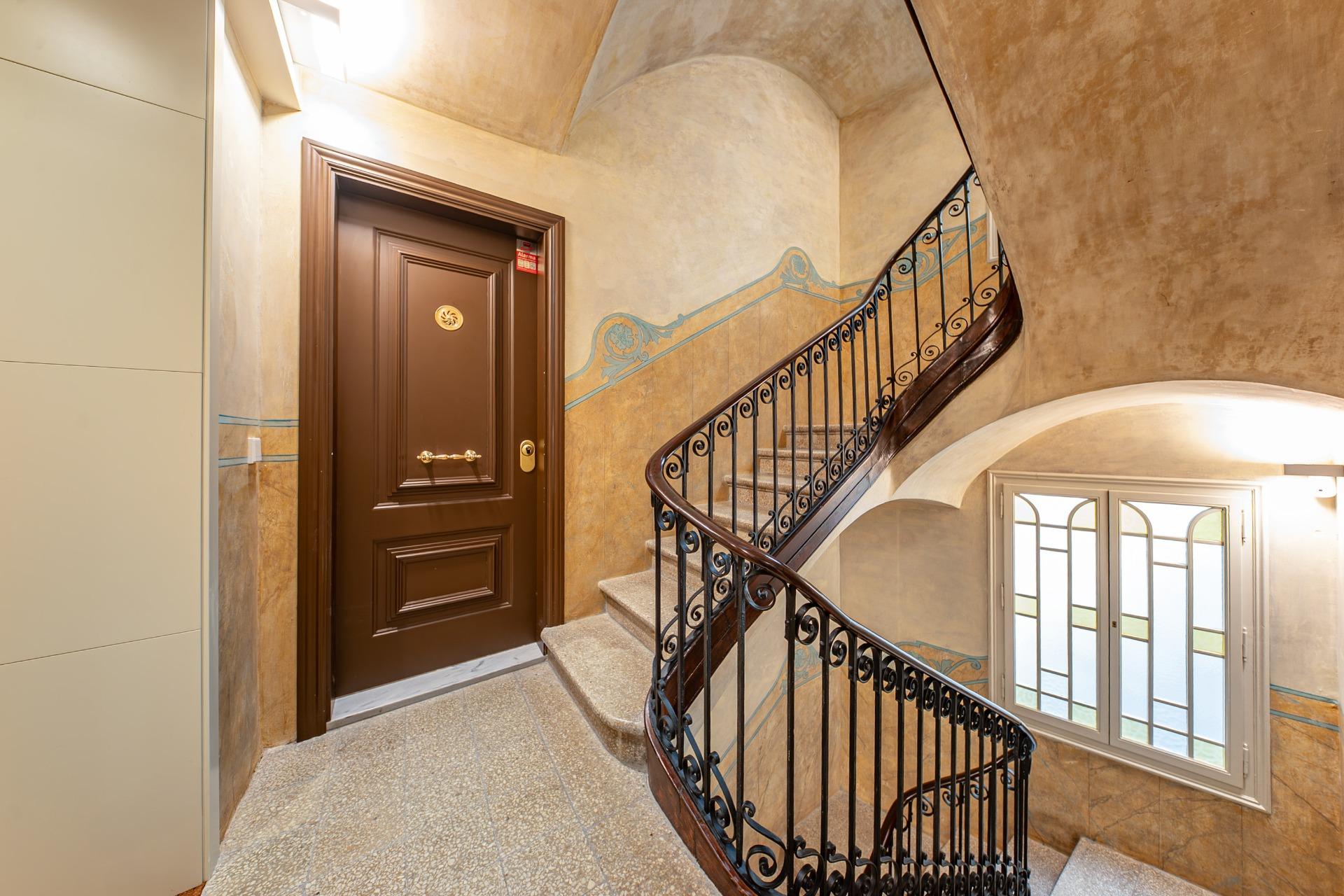 Charming exterior apartment in a historic building with swimming pool in the heart of Barcelona