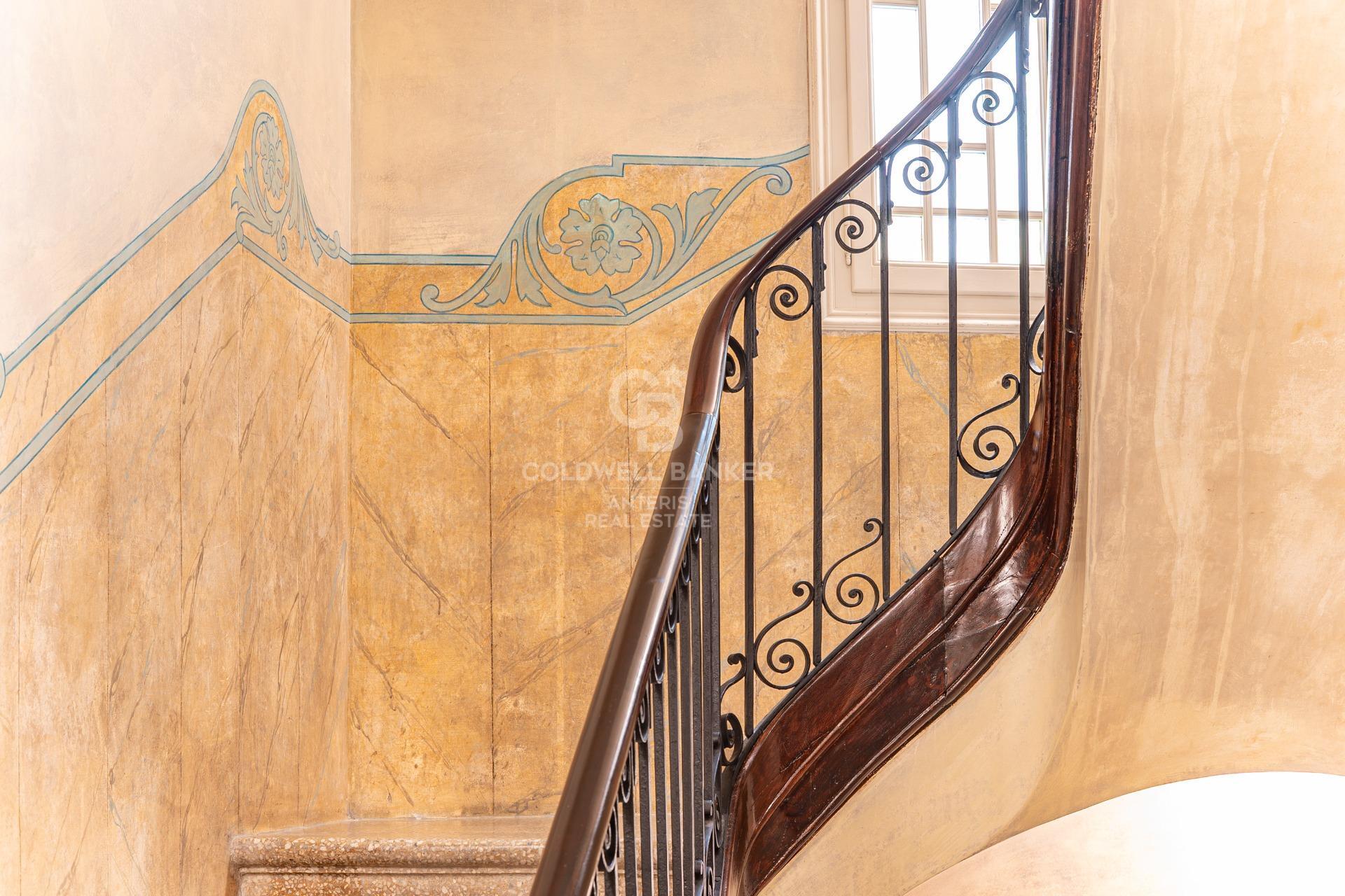 Charming exterior apartment in a historic building with swimming pool in the heart of Barcelona