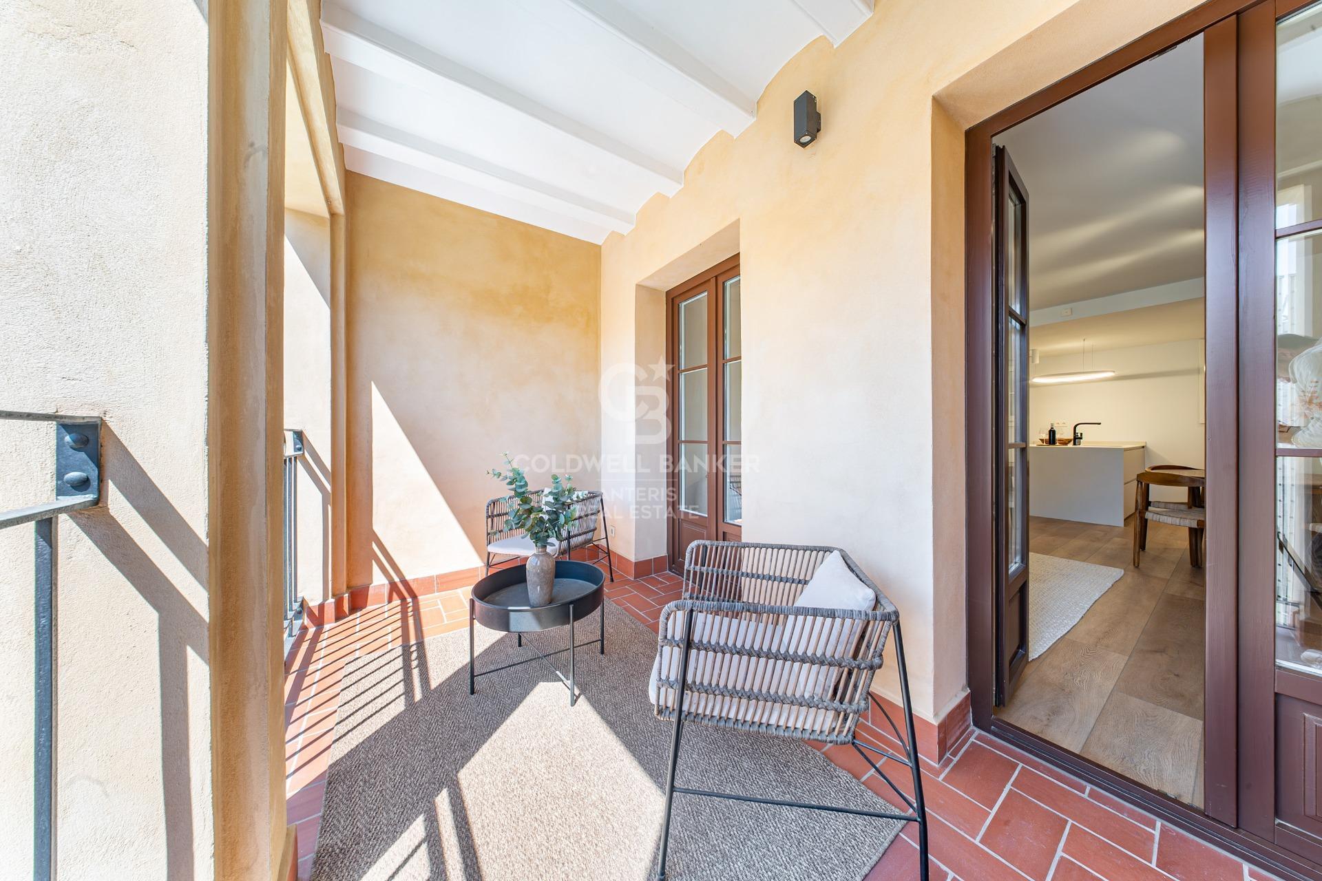 Charming exterior apartment in a historic building with swimming pool in the heart of Barcelona