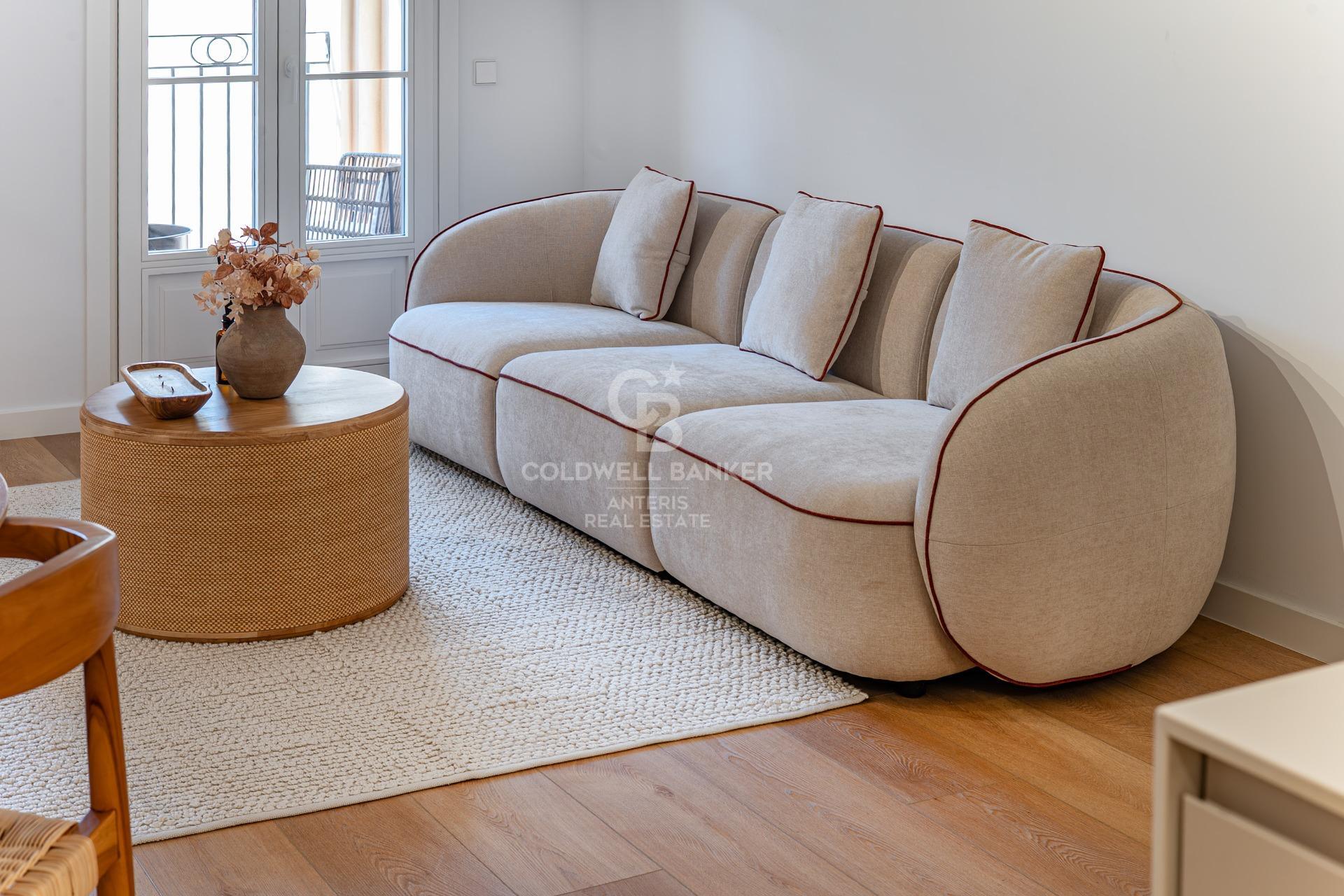 Charming exterior apartment in a historic building with swimming pool in the heart of Barcelona