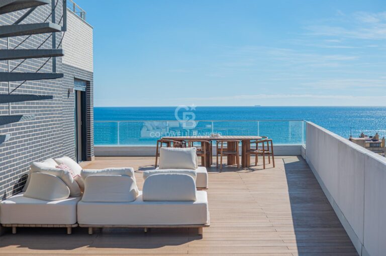 Nowy penthouse z dwoma miejscami parkingowymi, komórką lokatorską i wspólną strefą wypoczynkową z basenem.