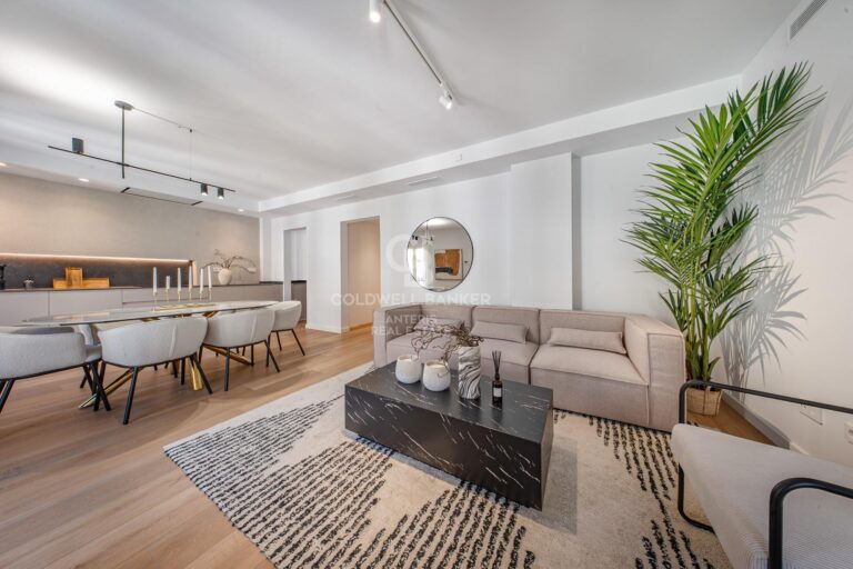 Encantador piso exterior en finca regia con piscina en el centro de Barcelona