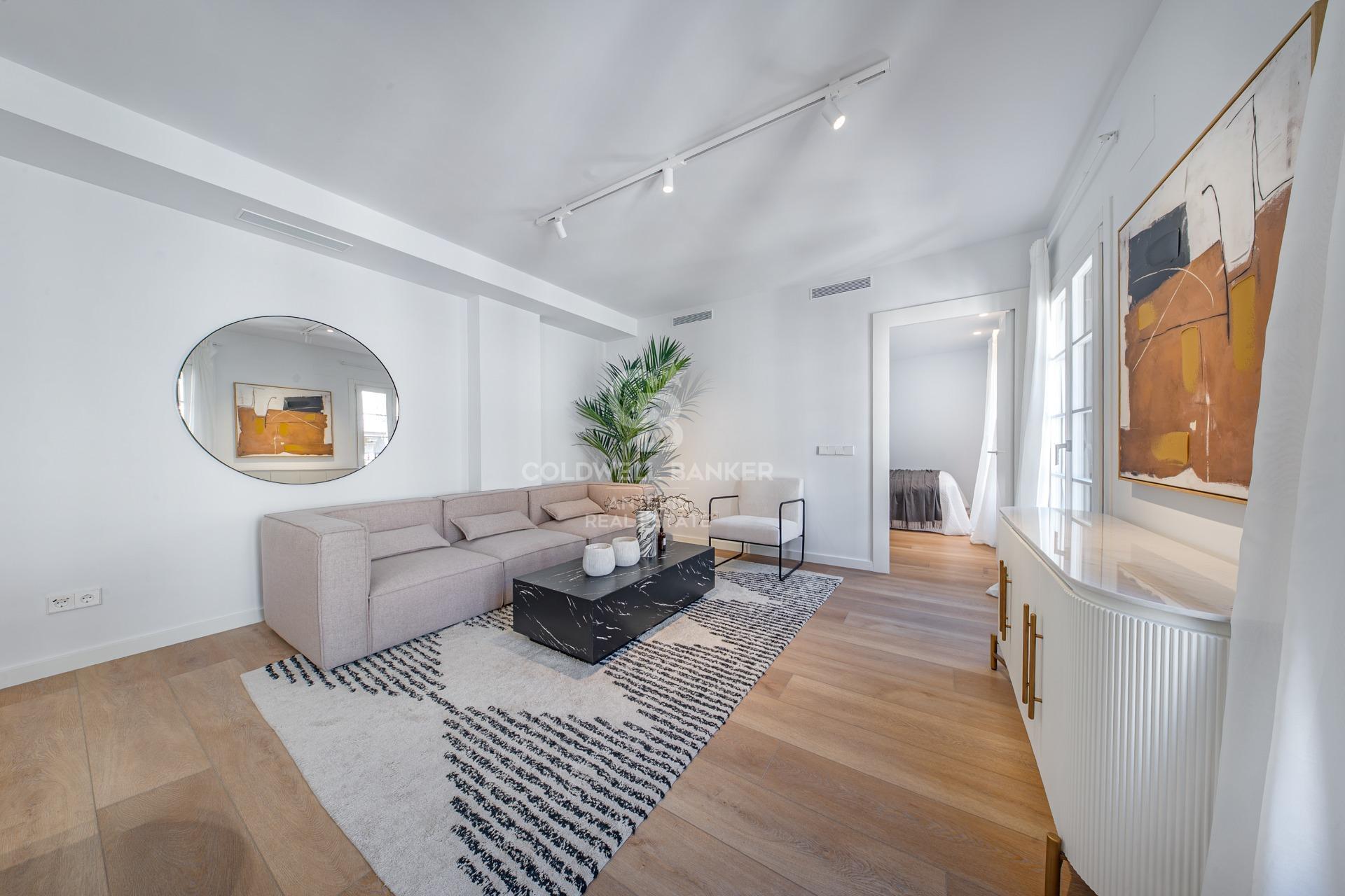 Charming exterior apartment in a historic building with swimming pool in the heart of Barcelona