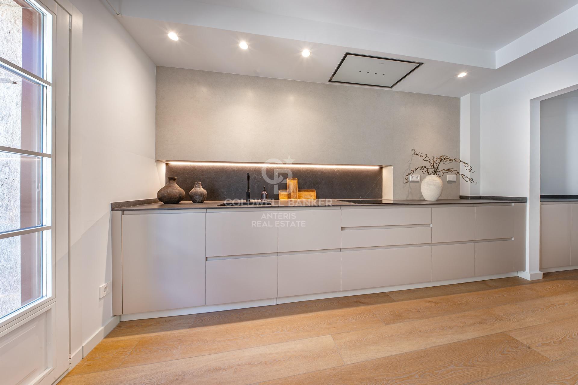 Charming exterior apartment in a historic building with swimming pool in the heart of Barcelona