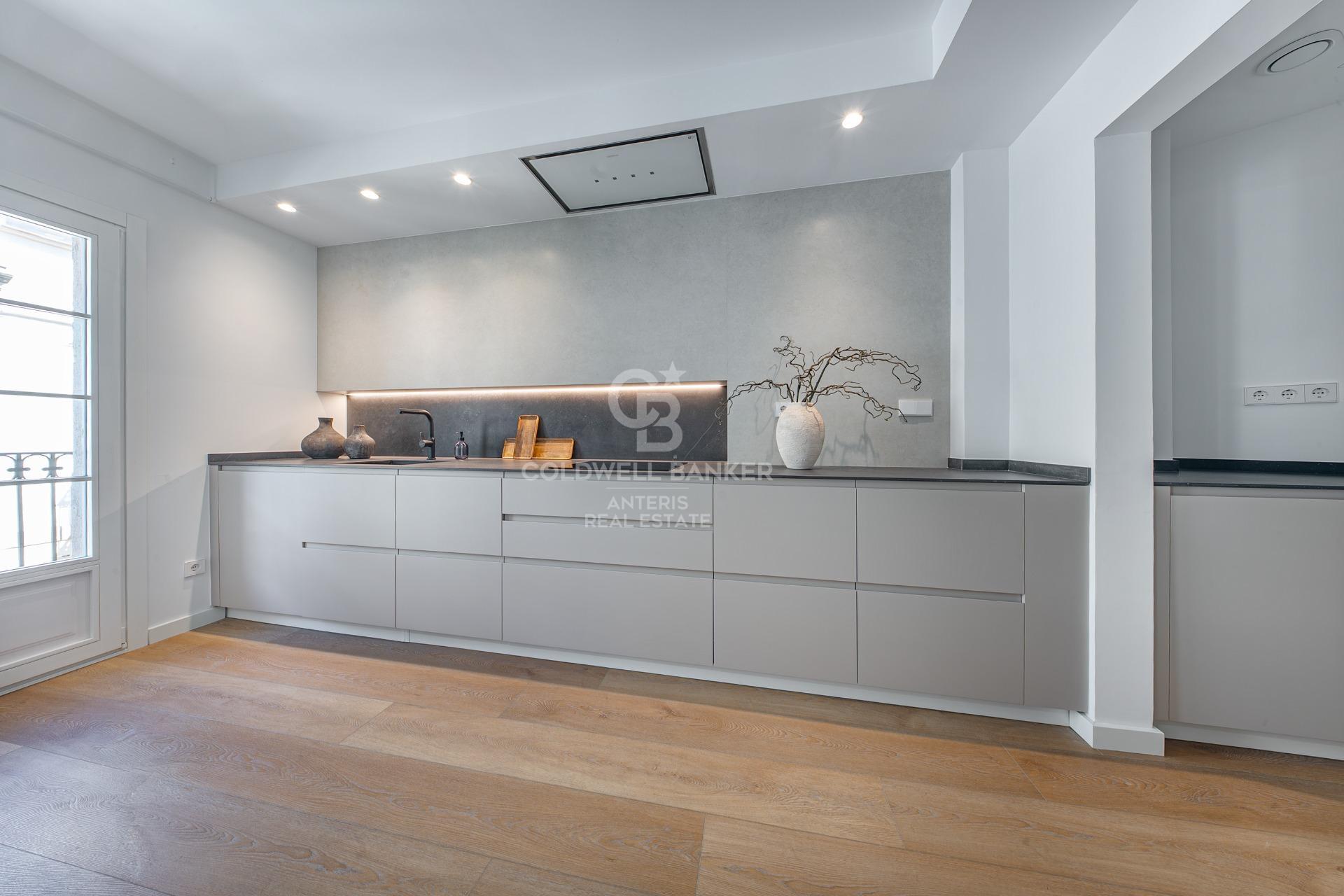 Charming exterior apartment in a historic building with swimming pool in the heart of Barcelona