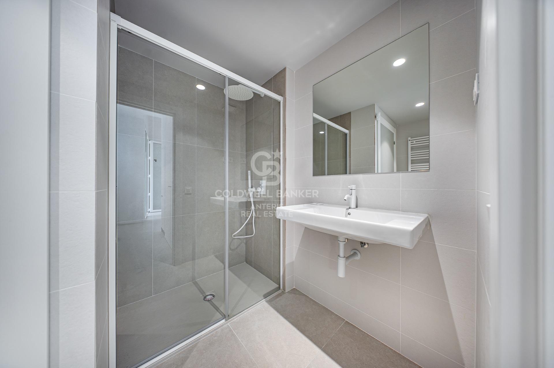 Duplex z prywatnym patio i basenem na dachu – okolice Camp Nou