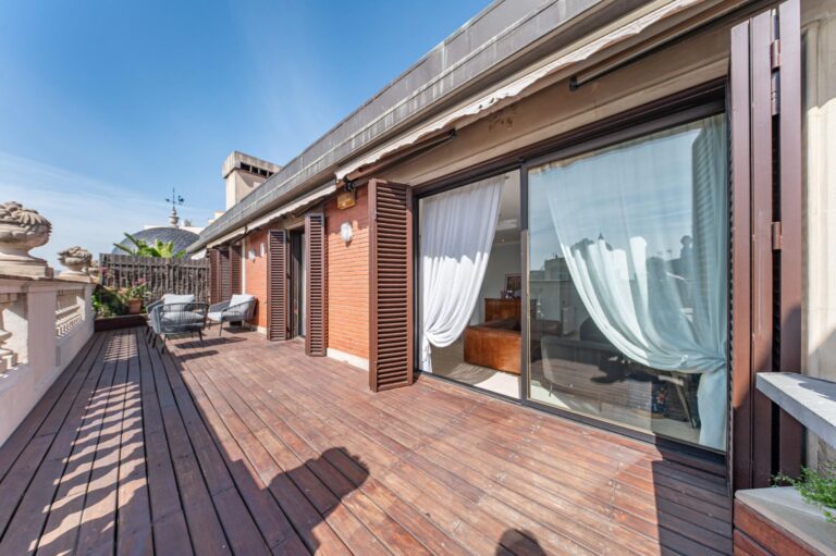 Ático en finca regia con terraza y plaza de parking en finca, situado a pocos pasos de Passeig de Gràcia y Rambla de Catalunya