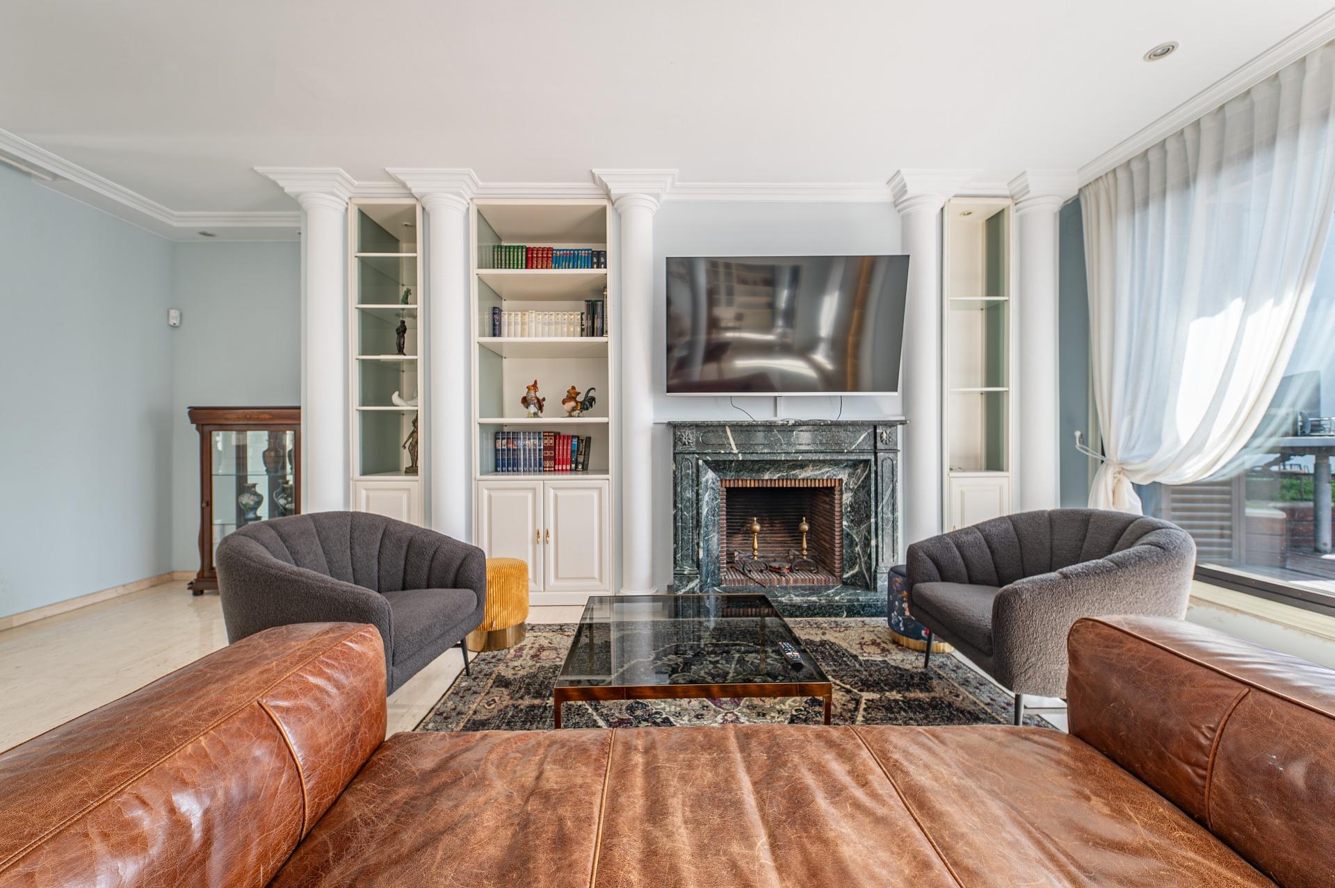 Ático en finca regia con terraza y plaza de parking en finca, situado a pocos pasos de Passeig de Gràcia y Rambla de Catalunya