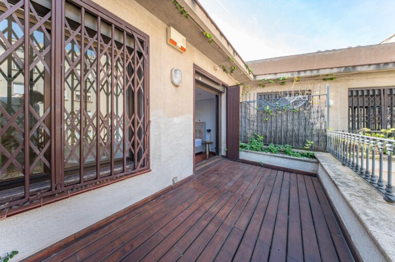 Ático en finca regia con terraza y plaza de parking en finca, situado a pocos pasos de Passeig de Gràcia y Rambla de Catalunya