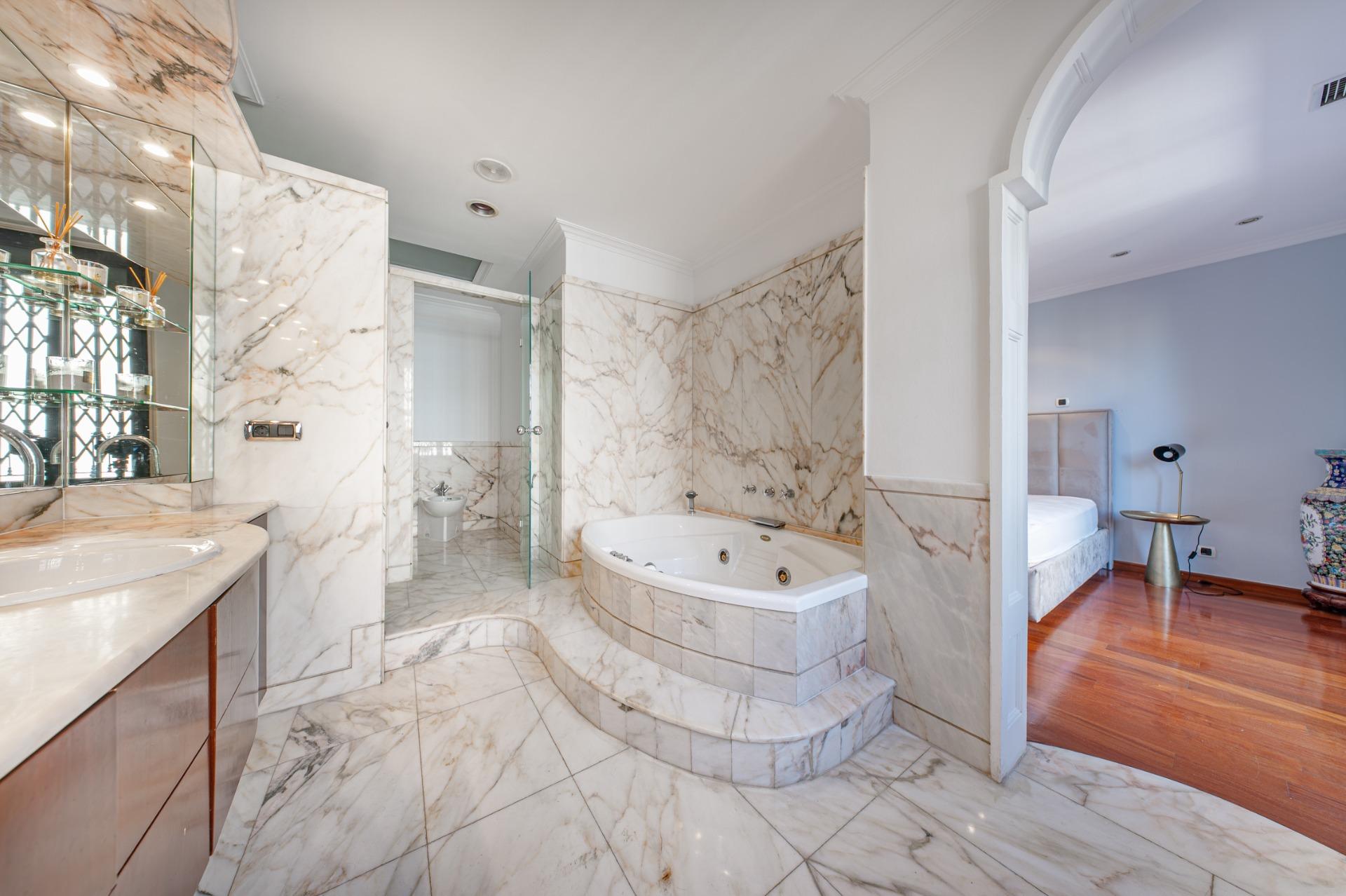 Ático en finca regia con terraza y plaza de parking en finca, situado a pocos pasos de Passeig de Gràcia y Rambla de Catalunya