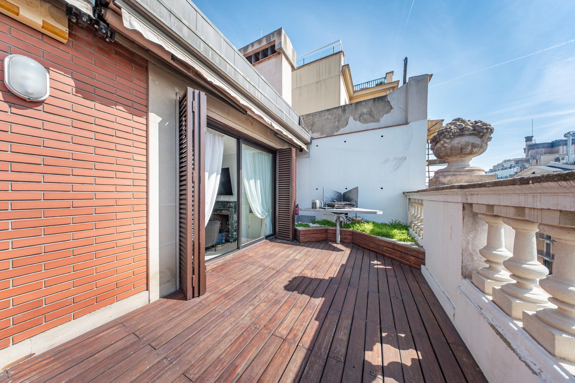 Ático en finca regia con terraza y plaza de parking en finca, situado a pocos pasos de Passeig de Gràcia y Rambla de Catalunya