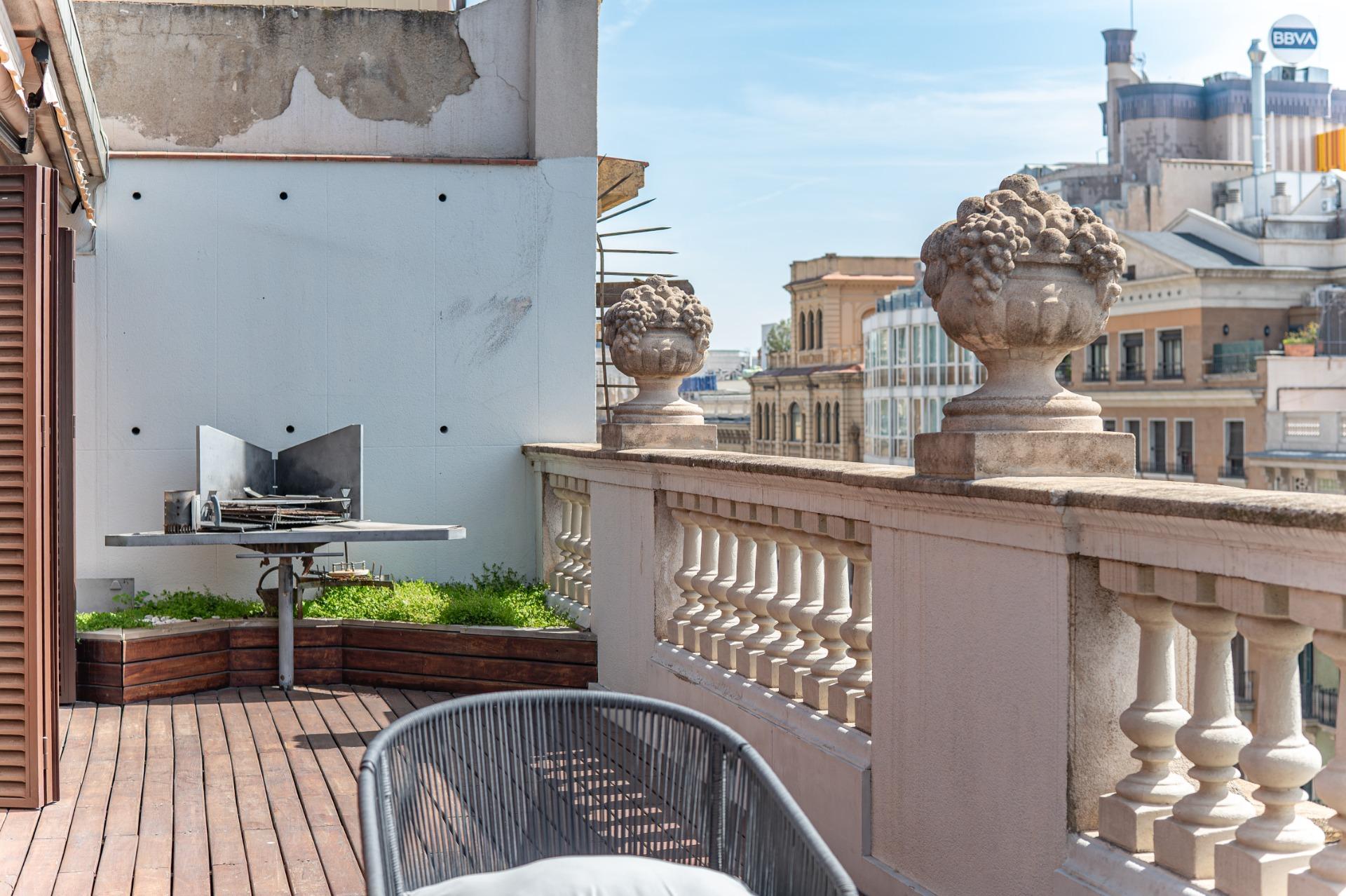 Ático en finca regia con terraza y plaza de parking en finca, situado a pocos pasos de Passeig de Gràcia y Rambla de Catalunya