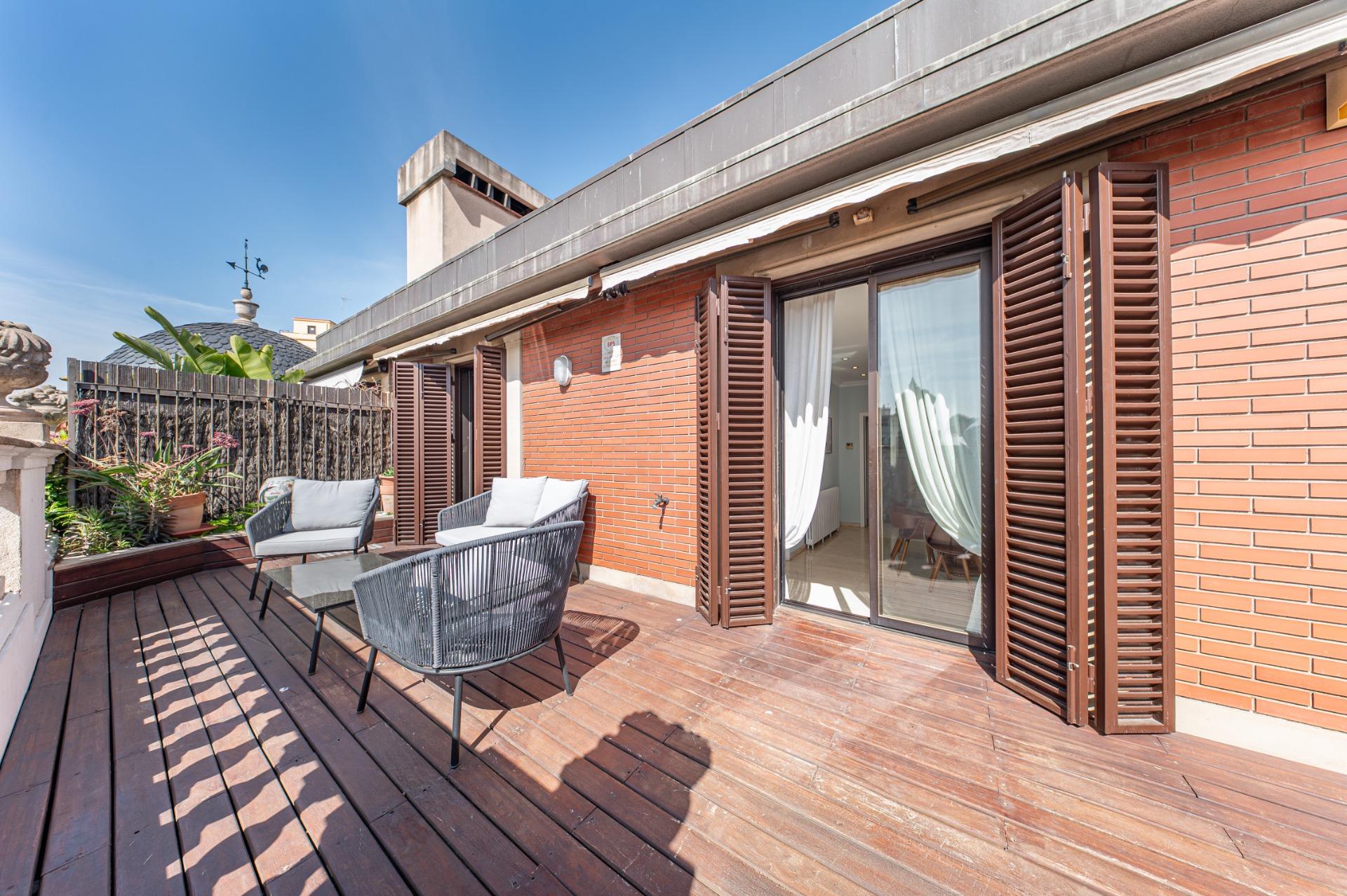 Ático en finca regia con terraza y plaza de parking en finca, situado a pocos pasos de Passeig de Gràcia y Rambla de Catalunya