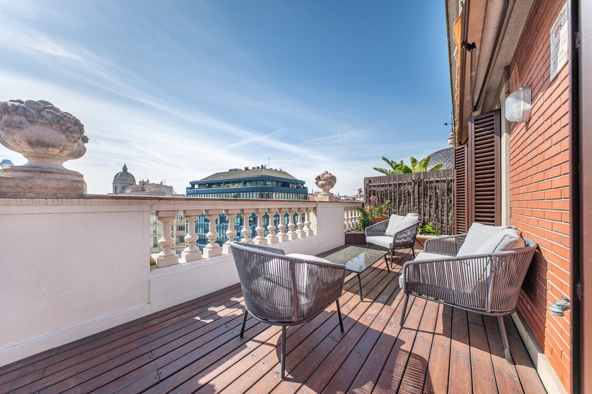 Ático en finca regia con terraza y plaza de parking en finca, situado a pocos pasos de Passeig de Gràcia y Rambla de Catalunya