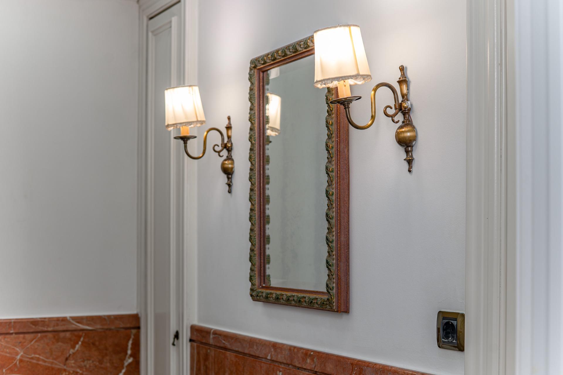 Ático en finca regia con terraza y plaza de parking en finca, situado a pocos pasos de Passeig de Gràcia y Rambla de Catalunya