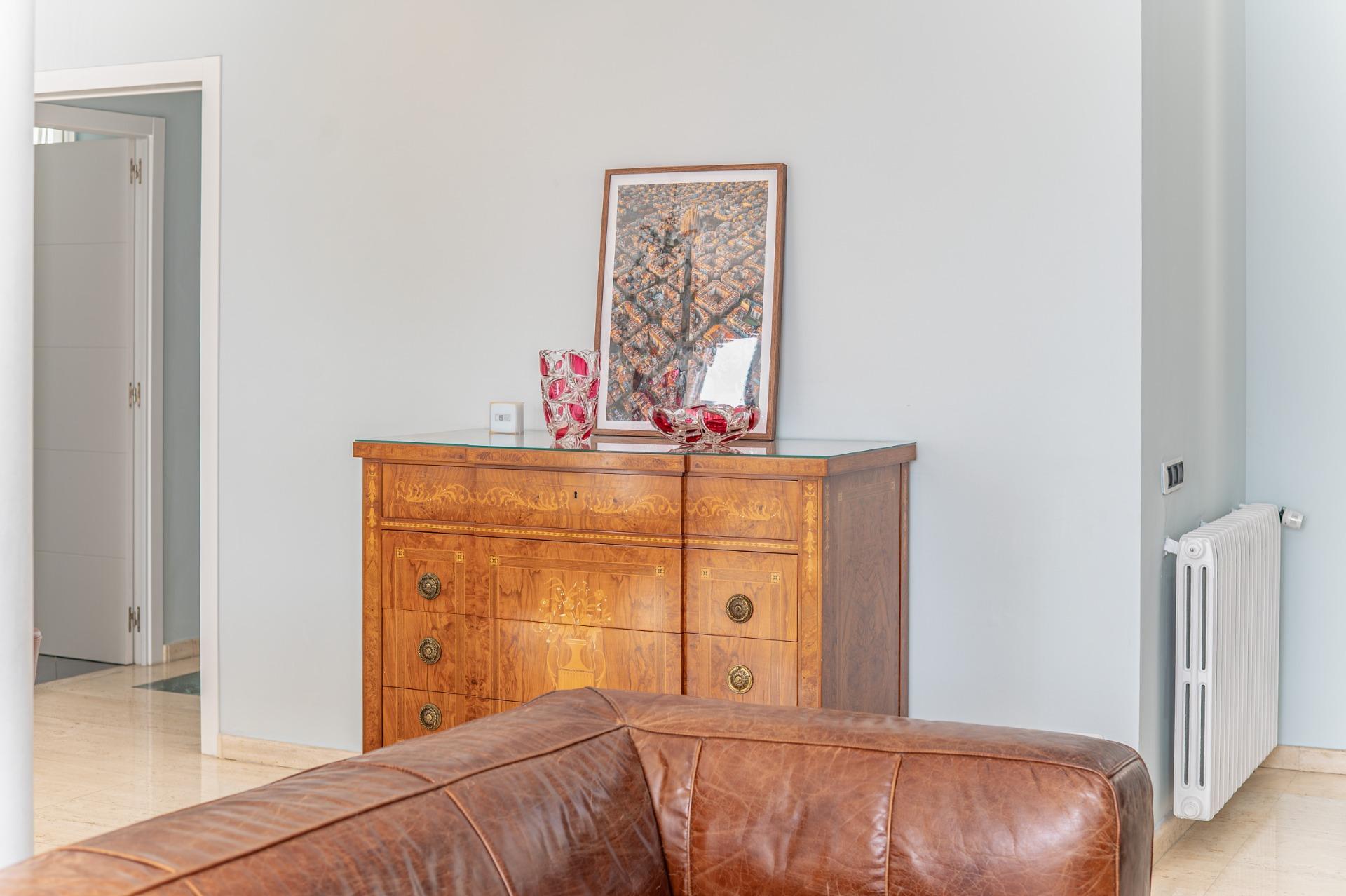 Ático en finca regia con terraza y plaza de parking en finca, situado a pocos pasos de Passeig de Gràcia y Rambla de Catalunya