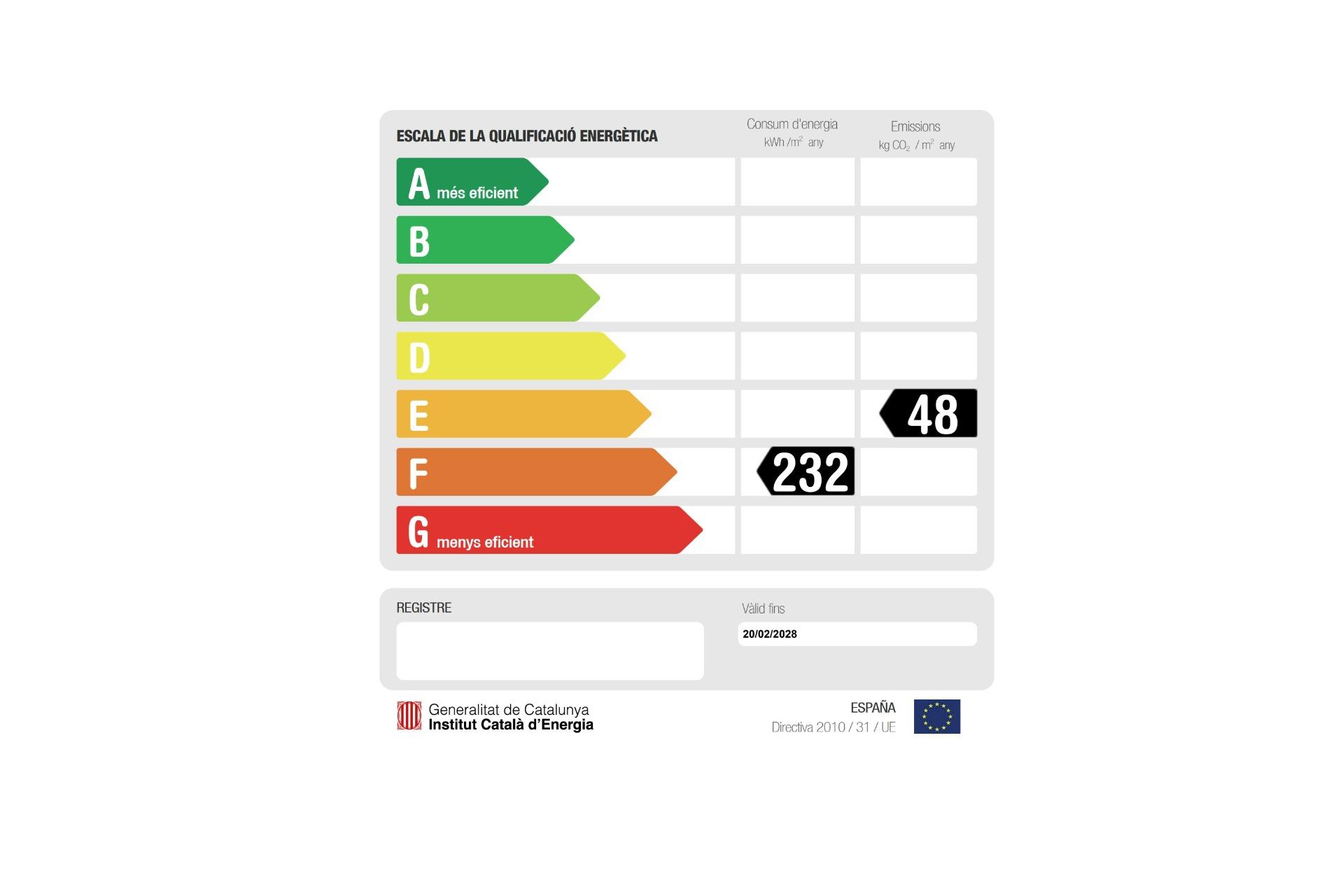 Ático en finca regia con terraza y plaza de parking en finca, situado a pocos pasos de Passeig de Gràcia y Rambla de Catalunya