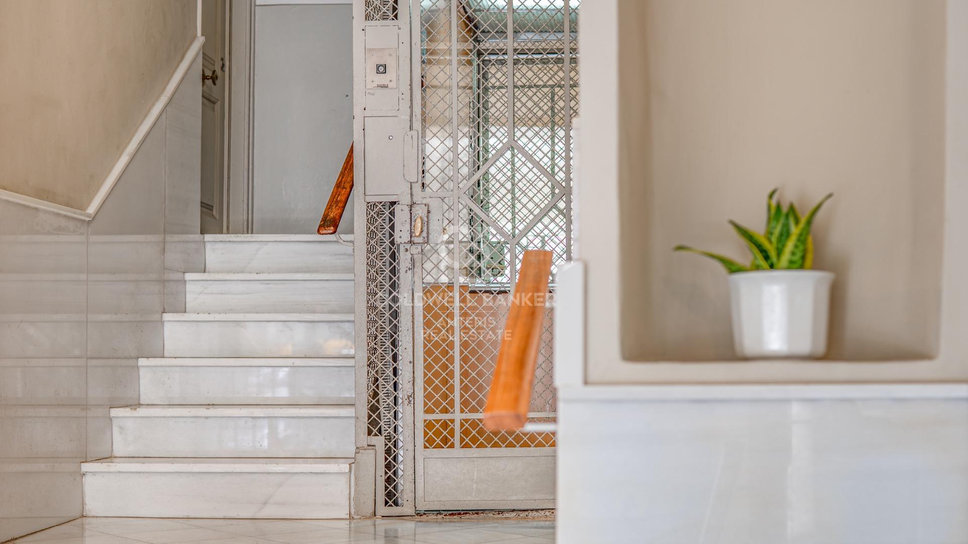 Luminoso piso reformado con acabados de lujo