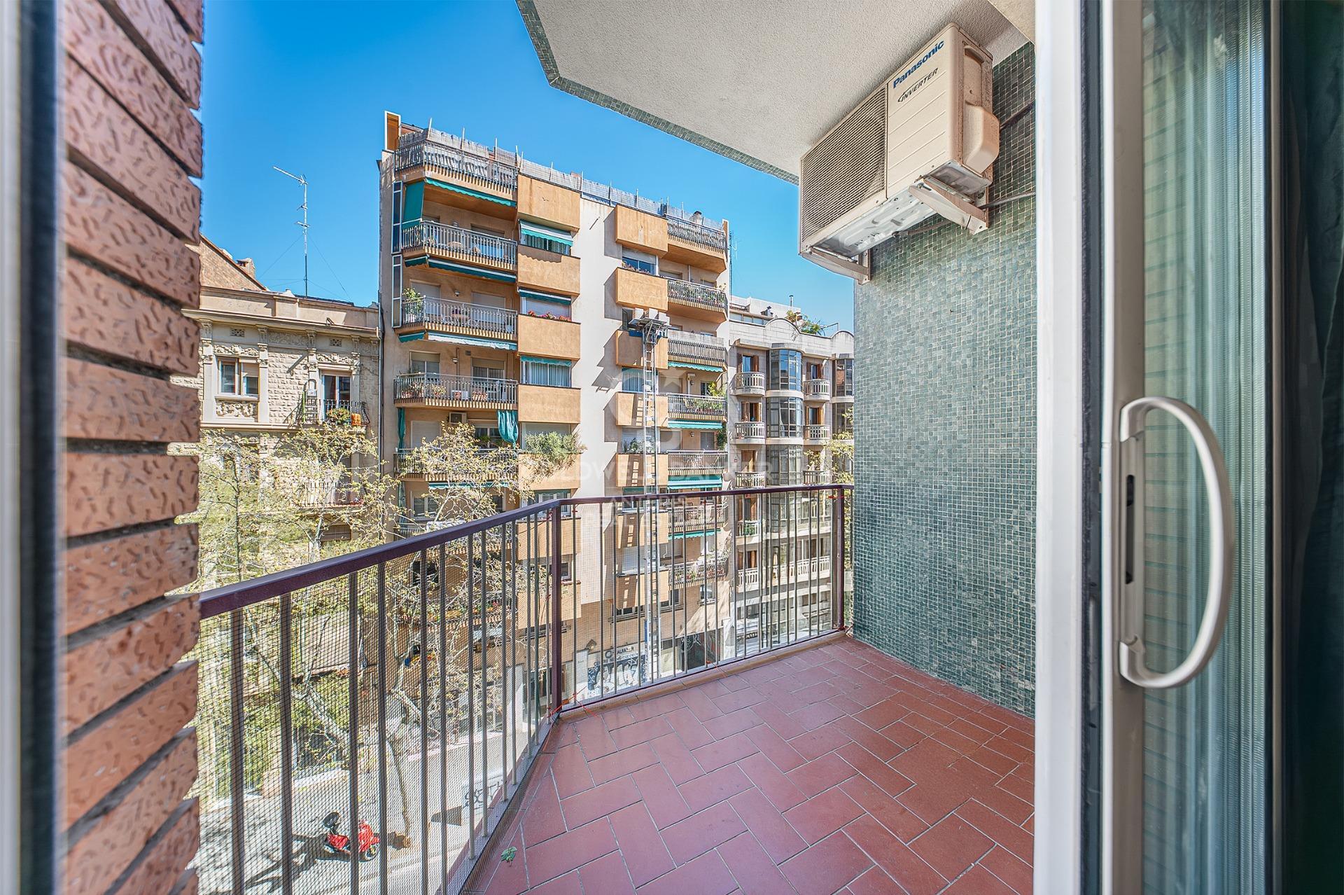 Bright apartment with terrace in Camp d’En Grassot–Gràcia Nova
