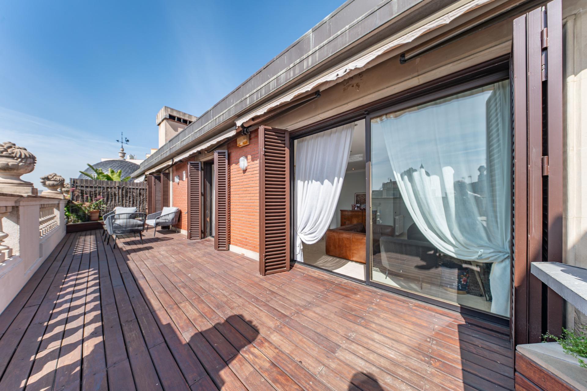 Penthouse w klasycznej kamienicy z tarasem oraz miejscem parkingowym w budynku, położony zaledwie kilka kroków od Passeig de Gràcia i Rambla de Catalunya. Wynajem długoterminowy.