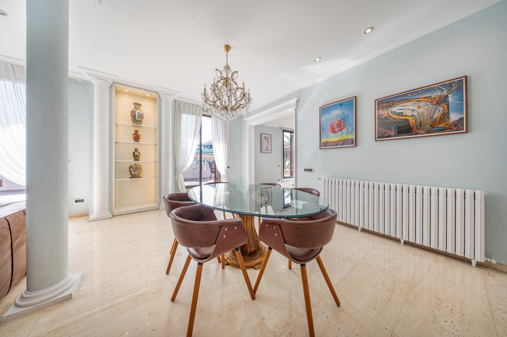 Penthouse w klasycznej kamienicy z tarasem oraz miejscem parkingowym w budynku, położony zaledwie kilka kroków od Passeig de Gràcia i Rambla de Catalunya. Wynajem długoterminowy.