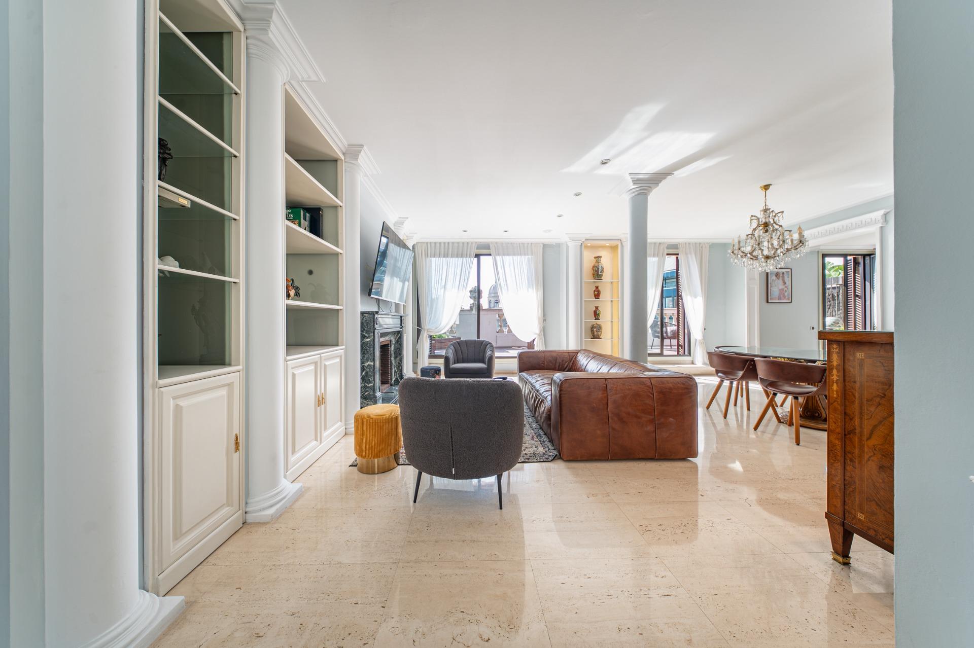 Penthouse w klasycznej kamienicy z tarasem oraz miejscem parkingowym w budynku, położony zaledwie kilka kroków od Passeig de Gràcia i Rambla de Catalunya. Wynajem długoterminowy.